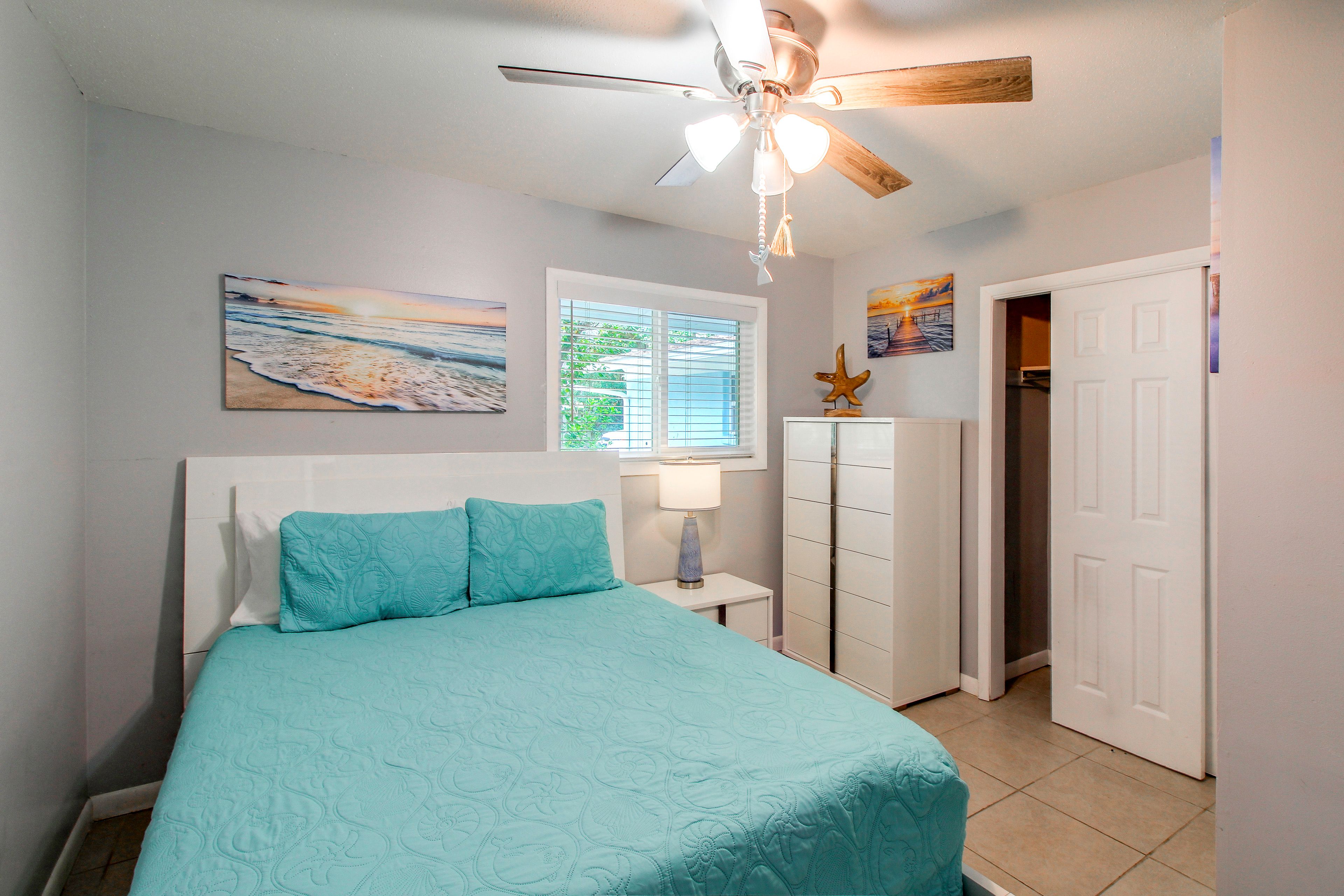 Bedroom | Queen Bed | Smart TV