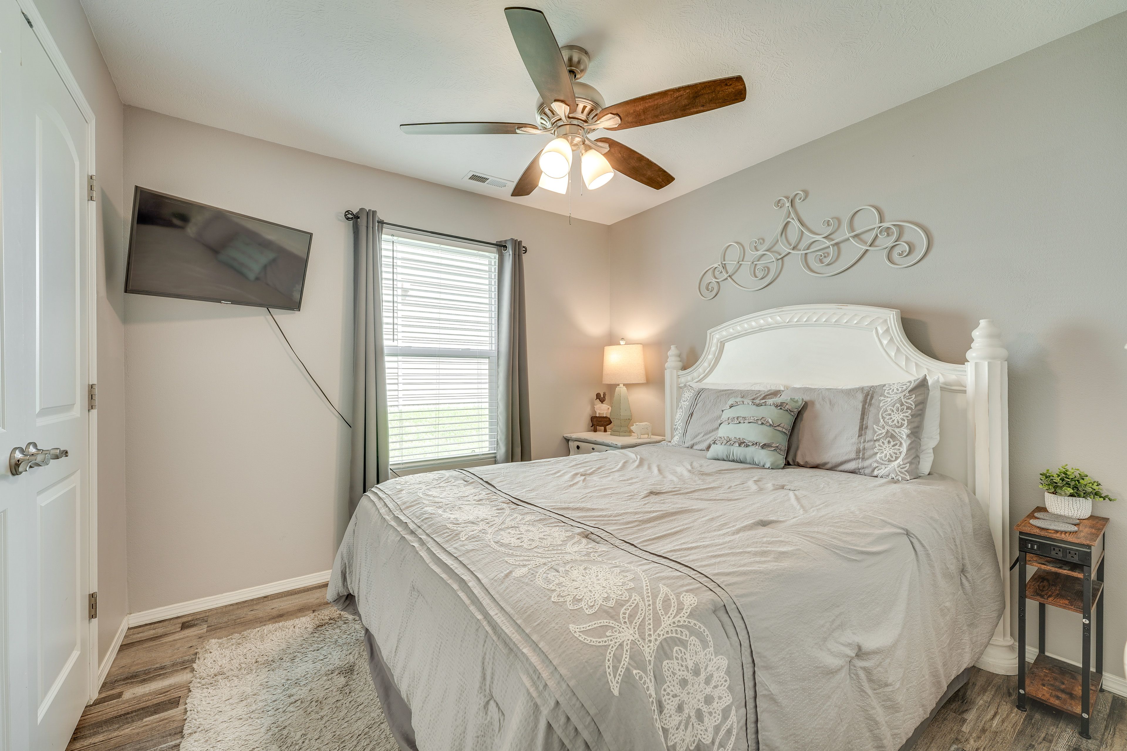 Bedroom 2 | Queen Bed | Unit 1