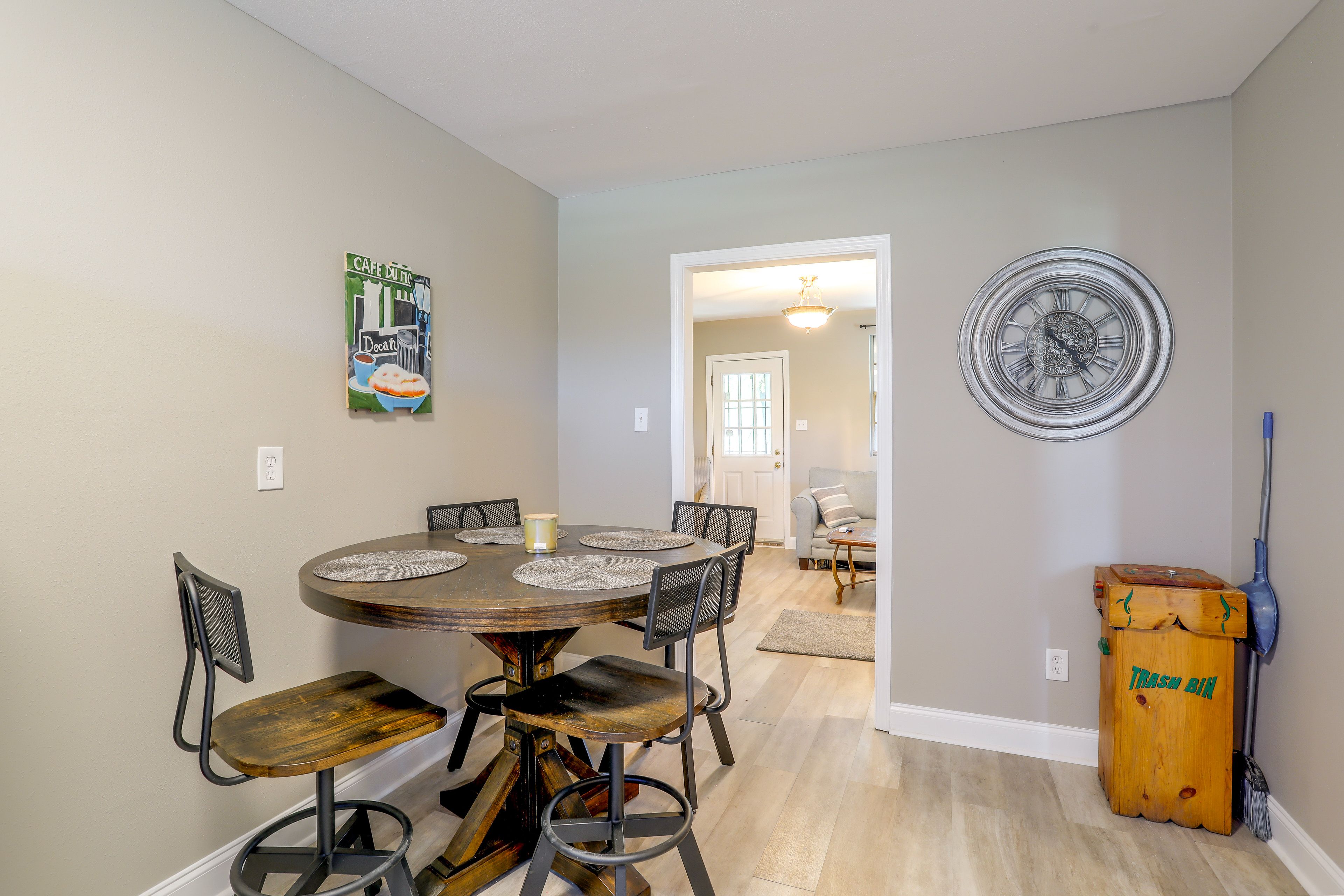 Dining Area | Dishes & Flatware Provided