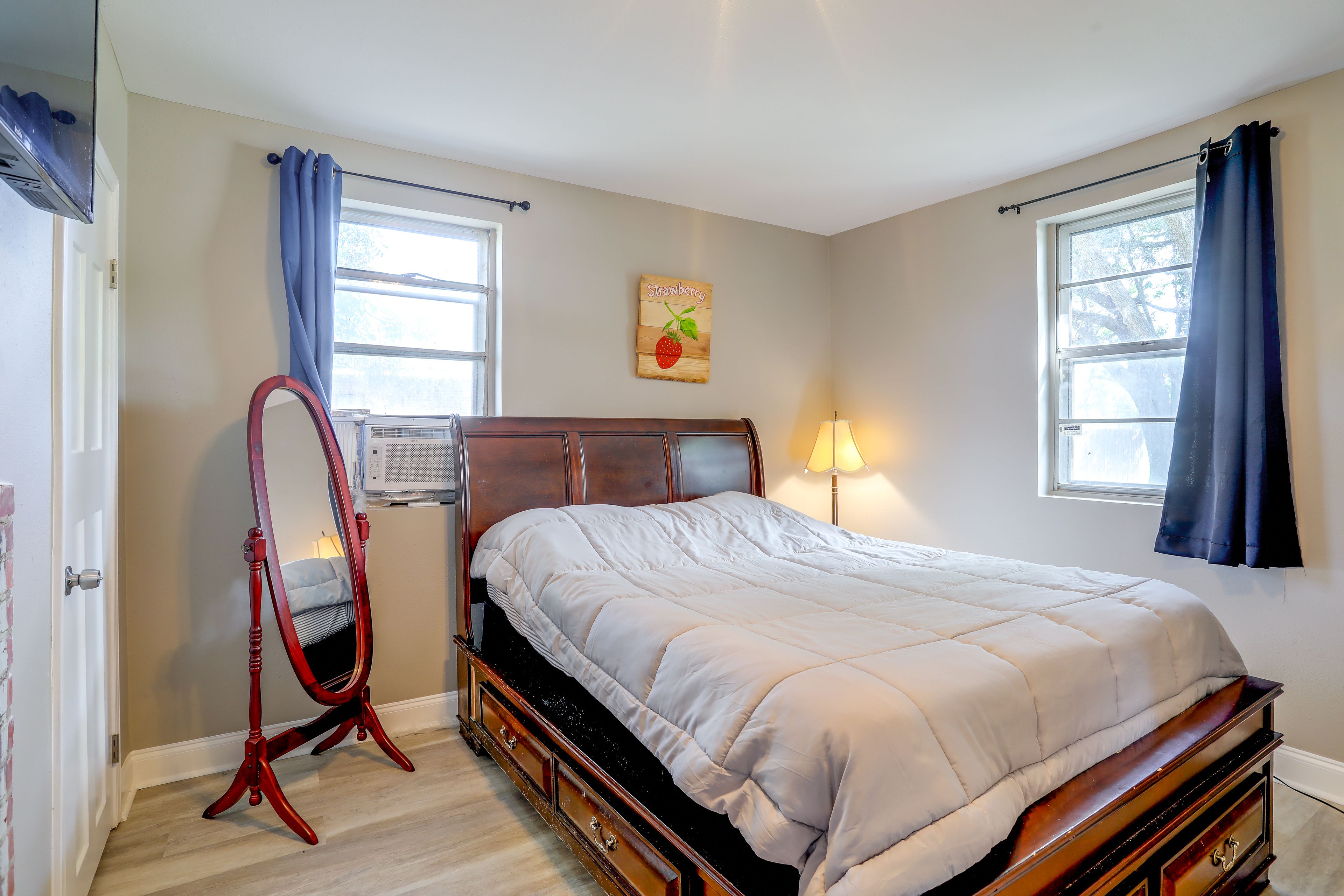 Bedroom | Queen Bed