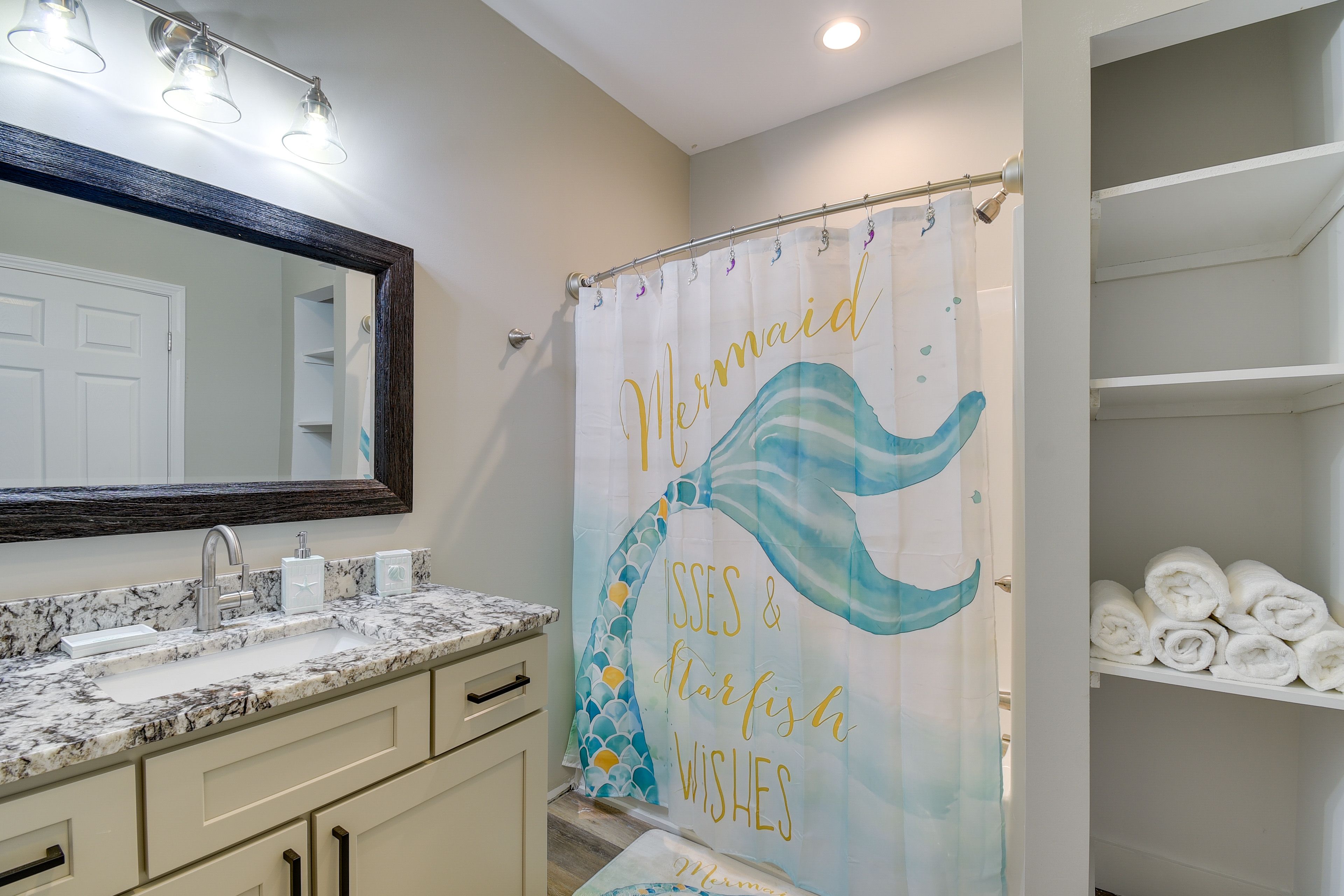 Unit B | Full Bathroom | Towels Provided