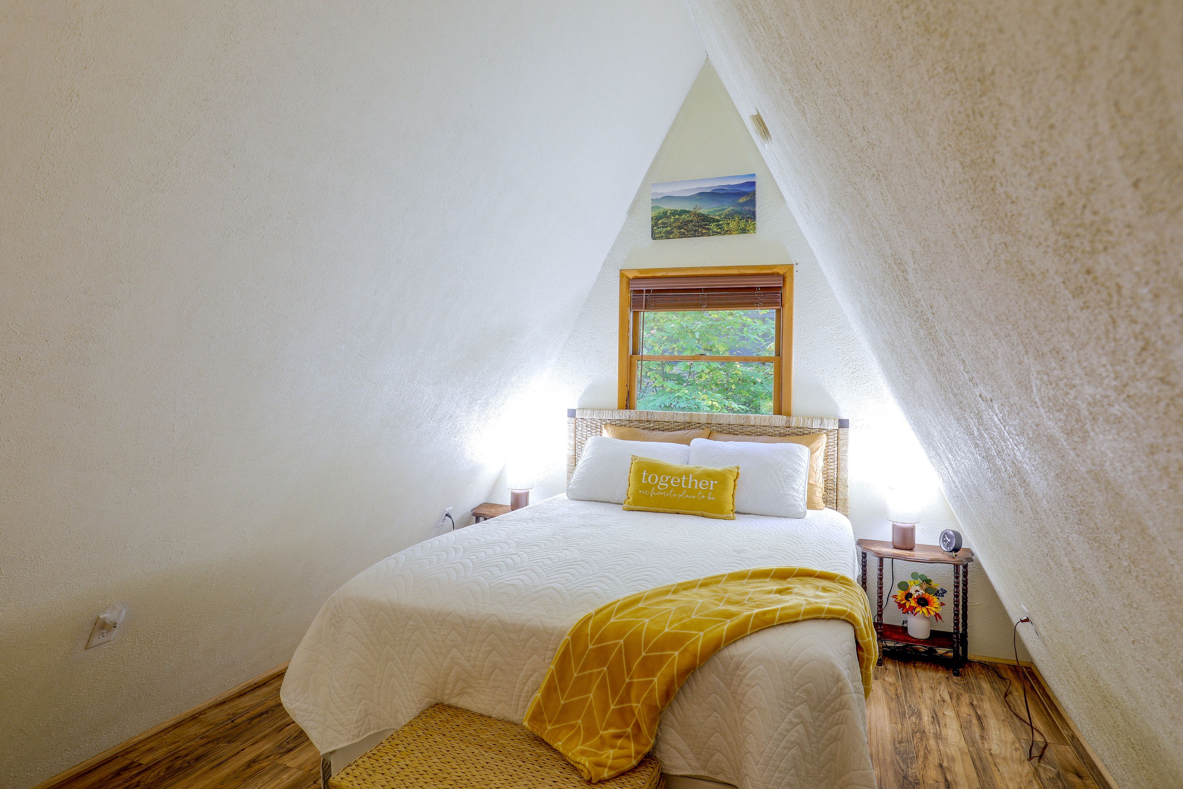 Studio (Loft) | Queen Bed