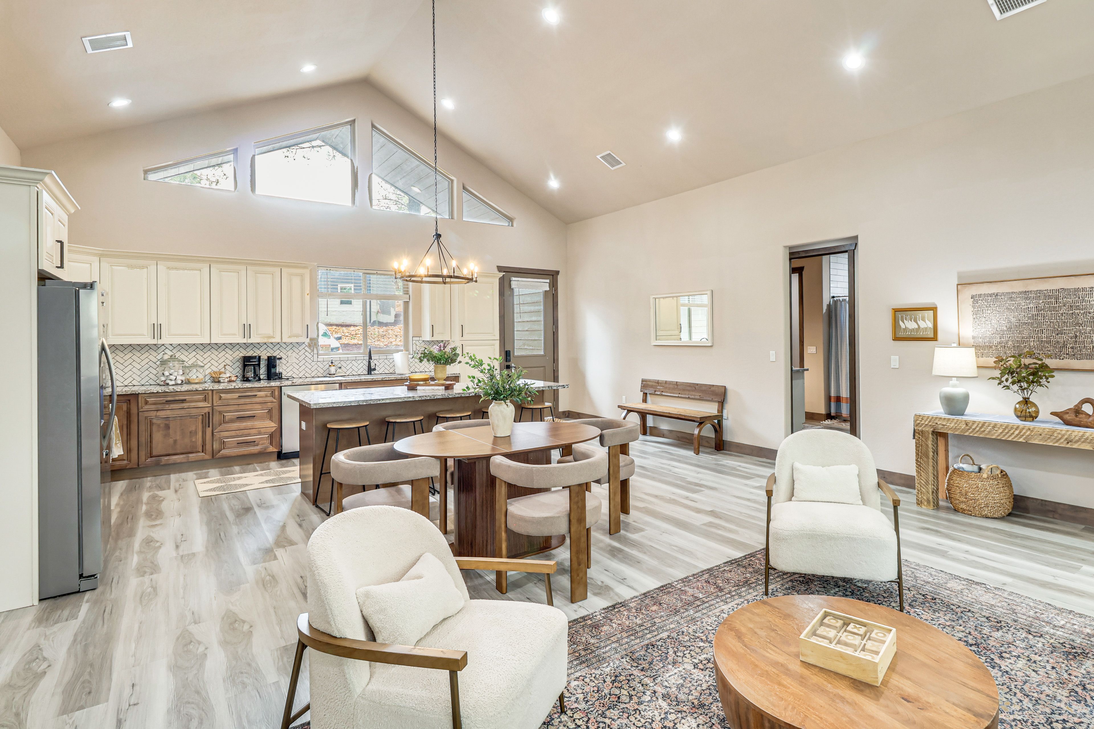 Kitchen & Dining Area
