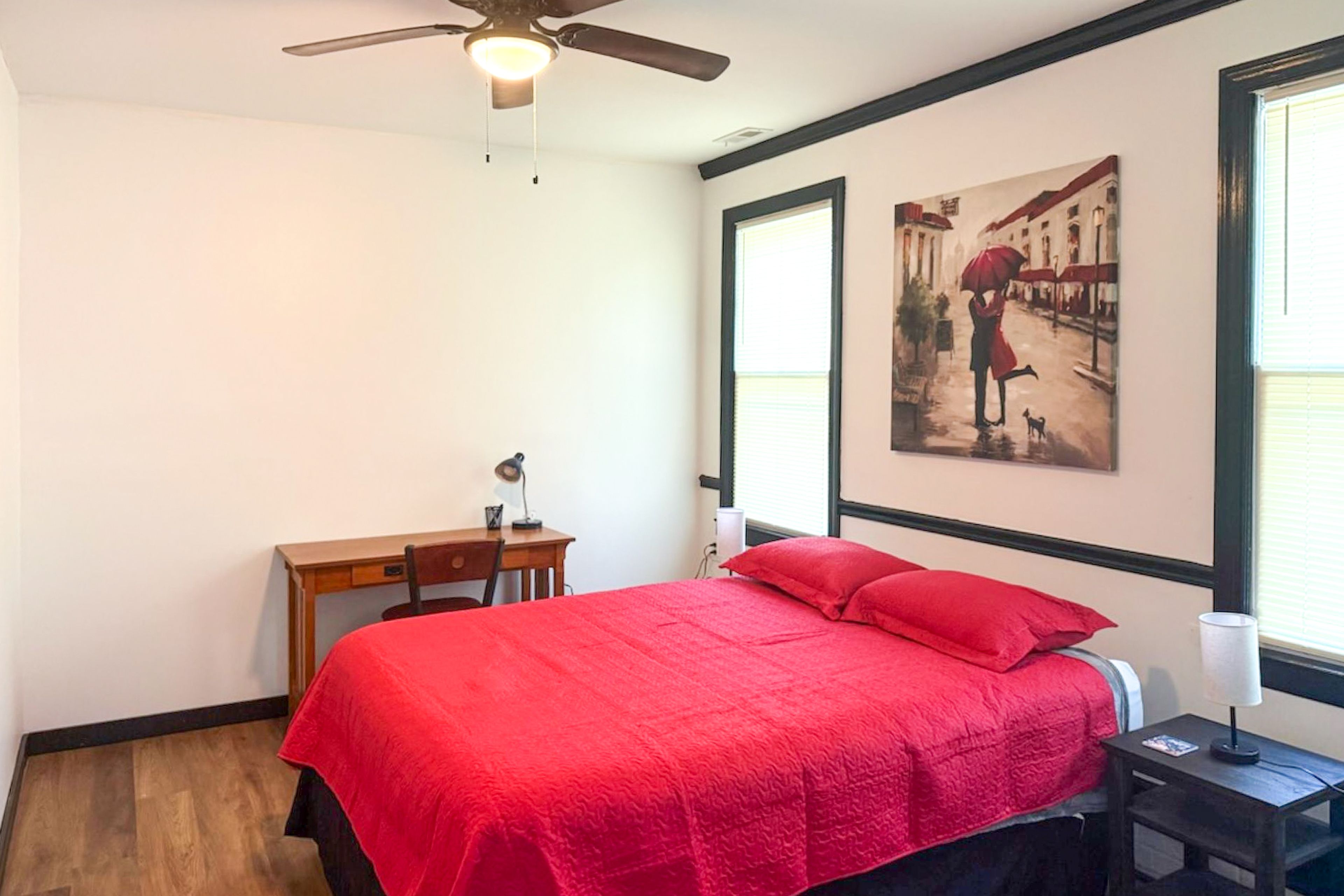 Bedroom | Queen Bed | Desk
