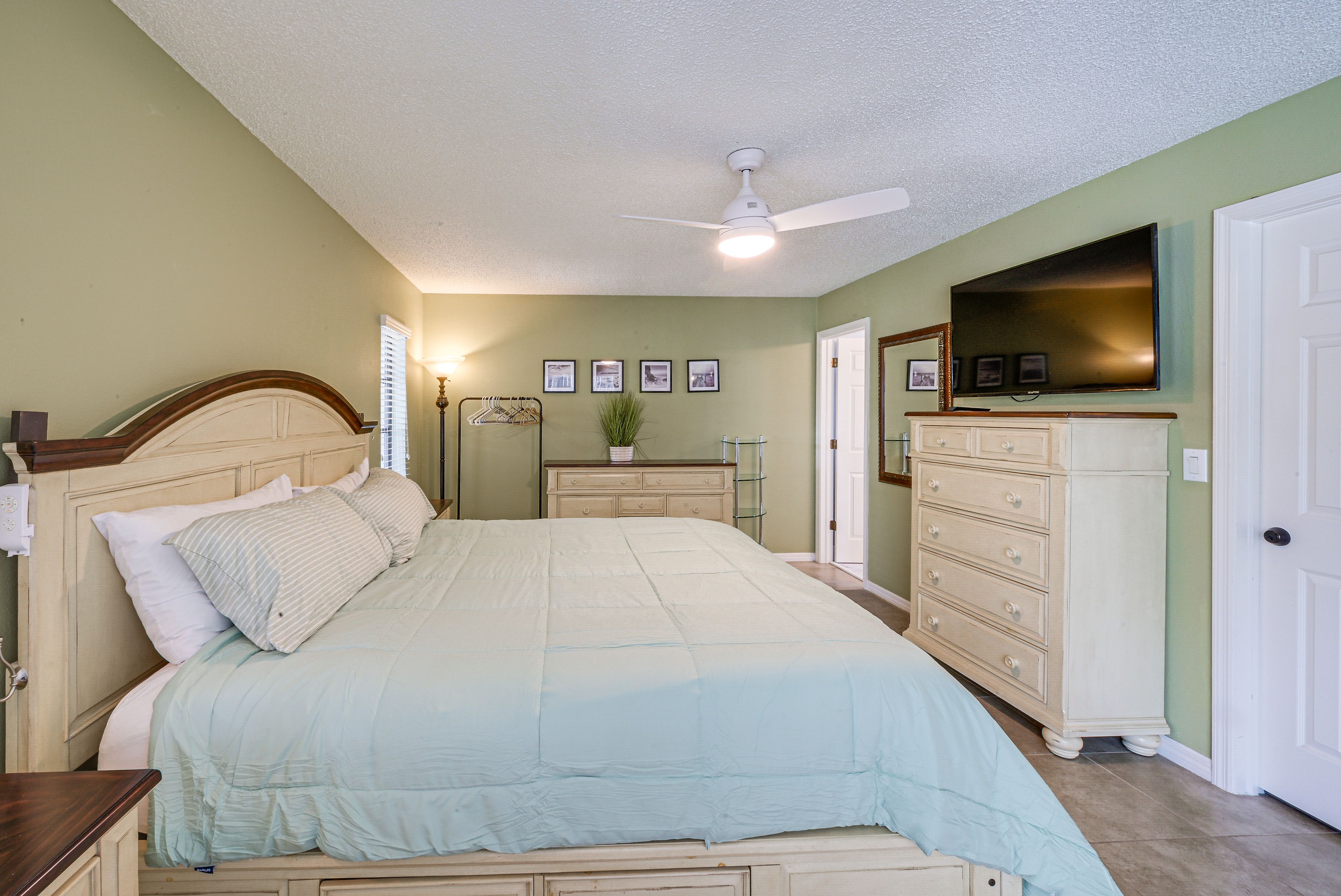 Bedroom 1 | King Bed