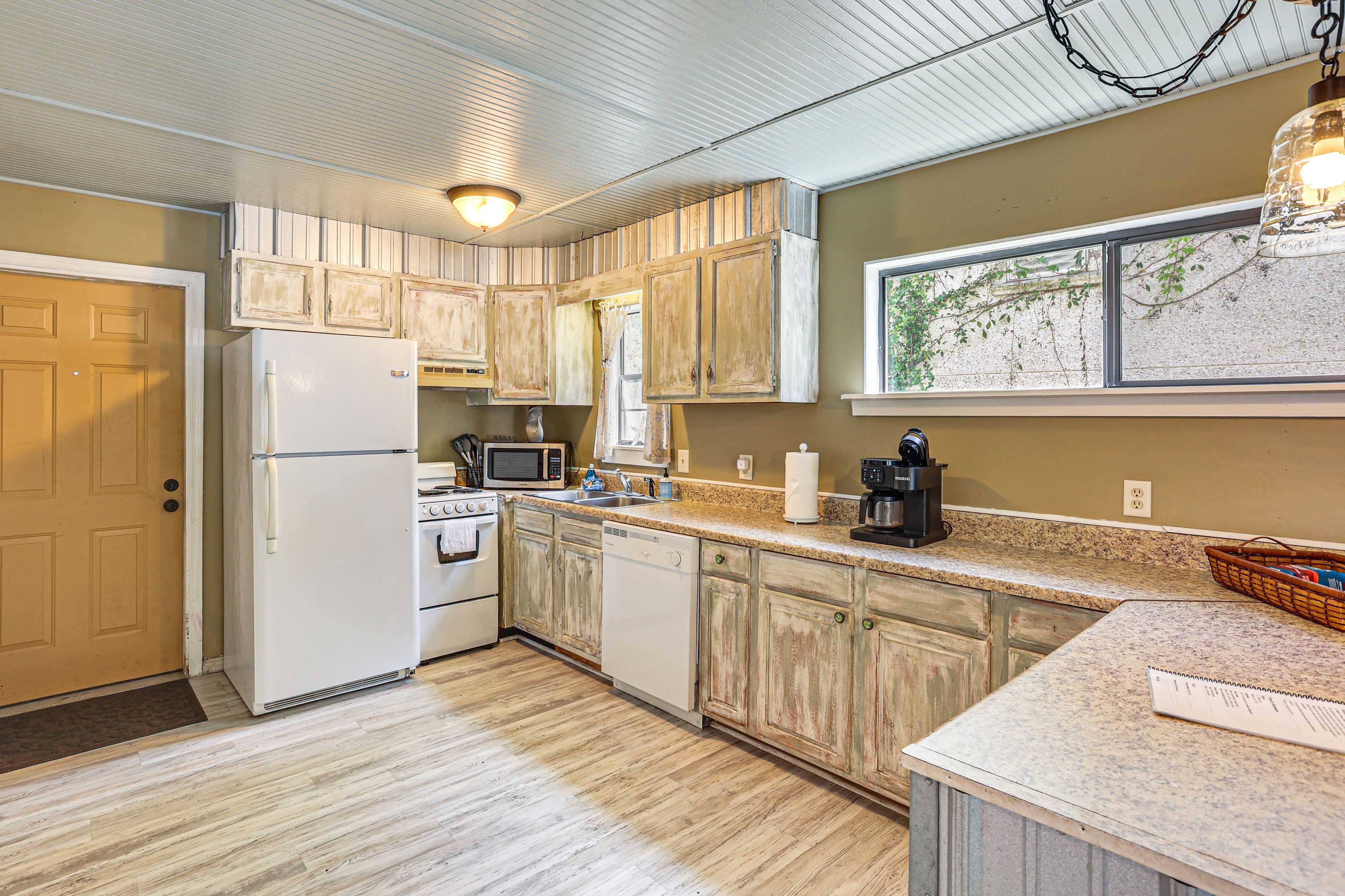 Kitchen | Main Level