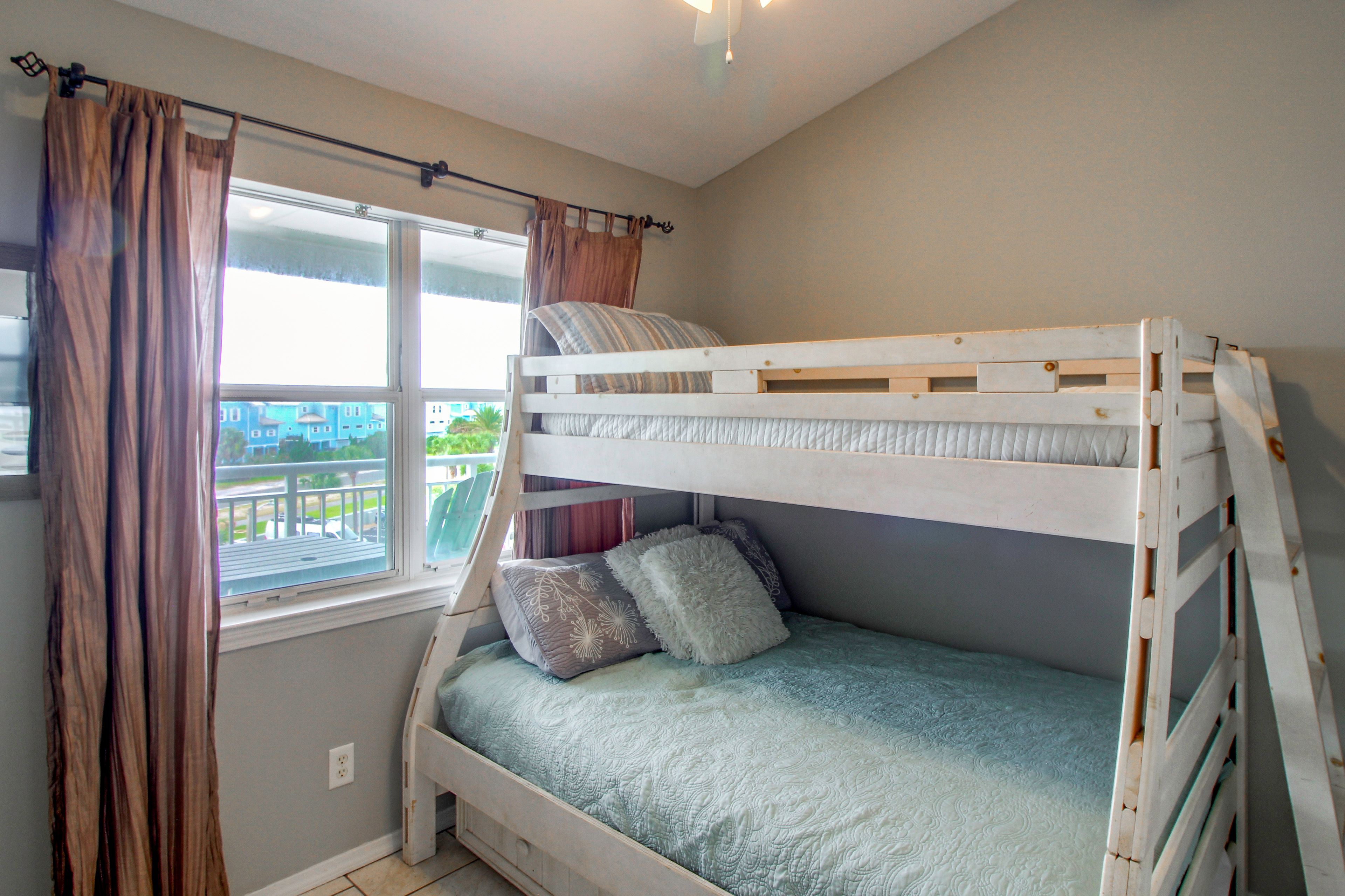 Bedroom 2 | Twin/Full Bunk Bed w/ Twin Trundle