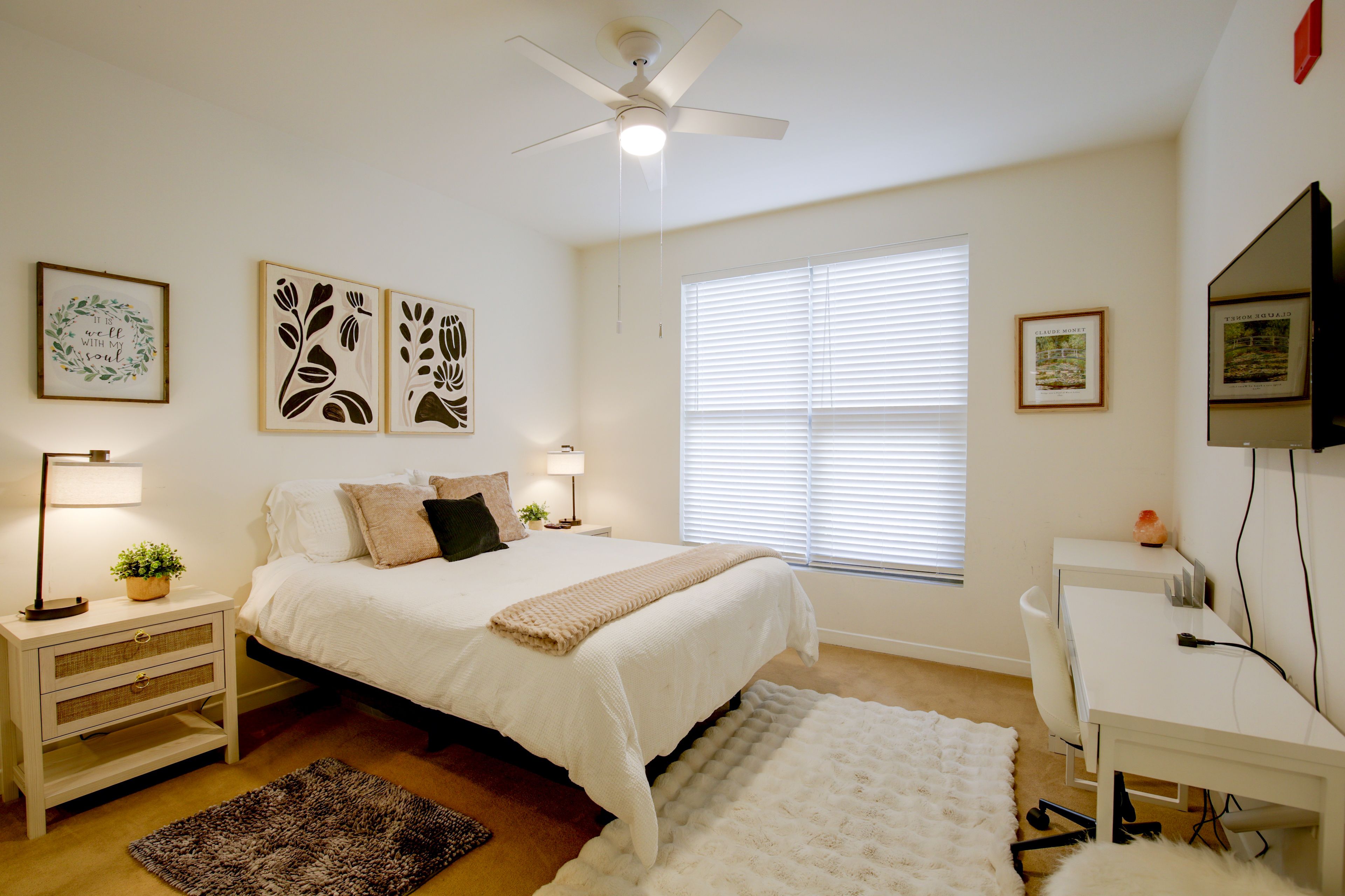 Bedroom | Queen Bed