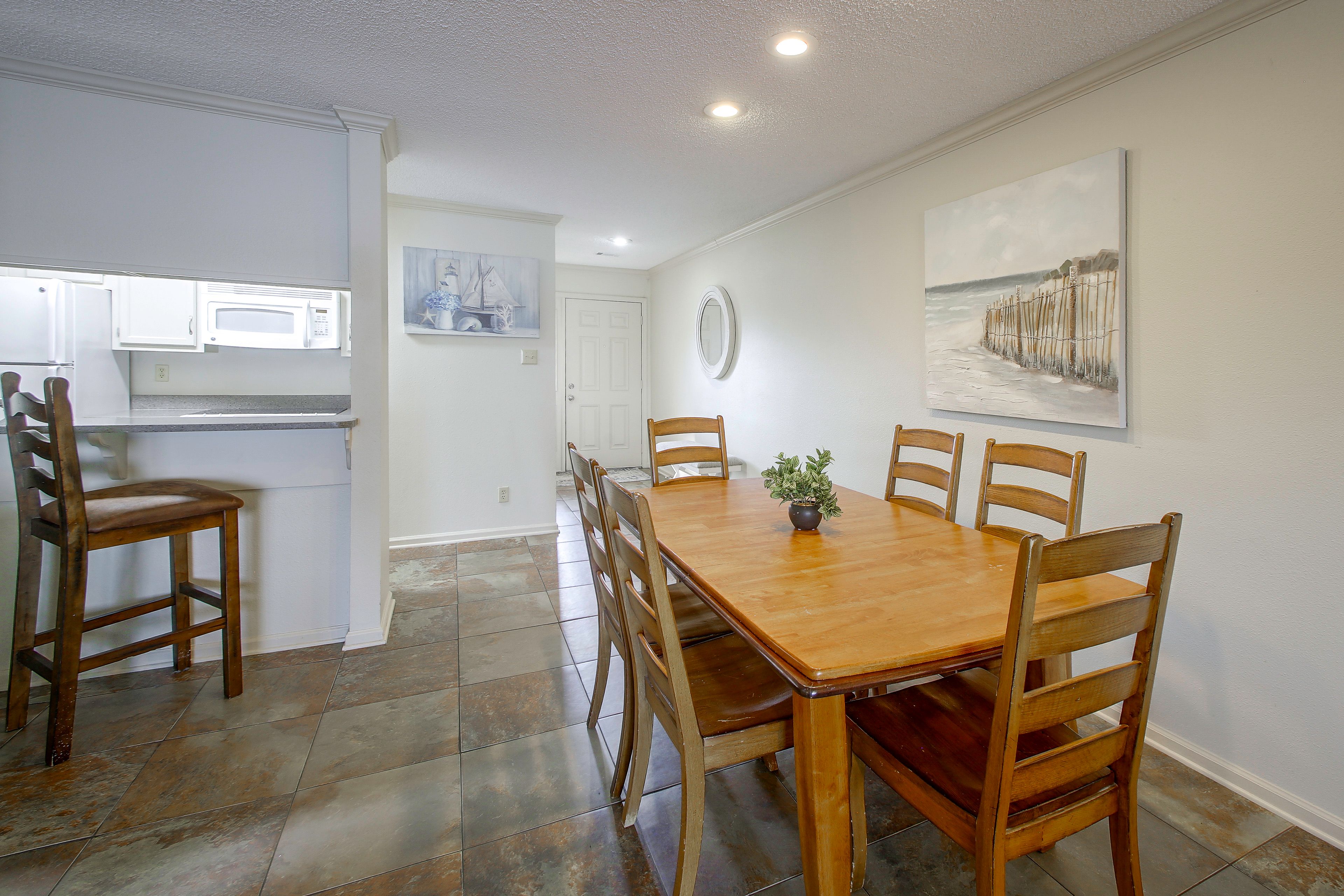 Dining Area | Dishware/Flatware Provided