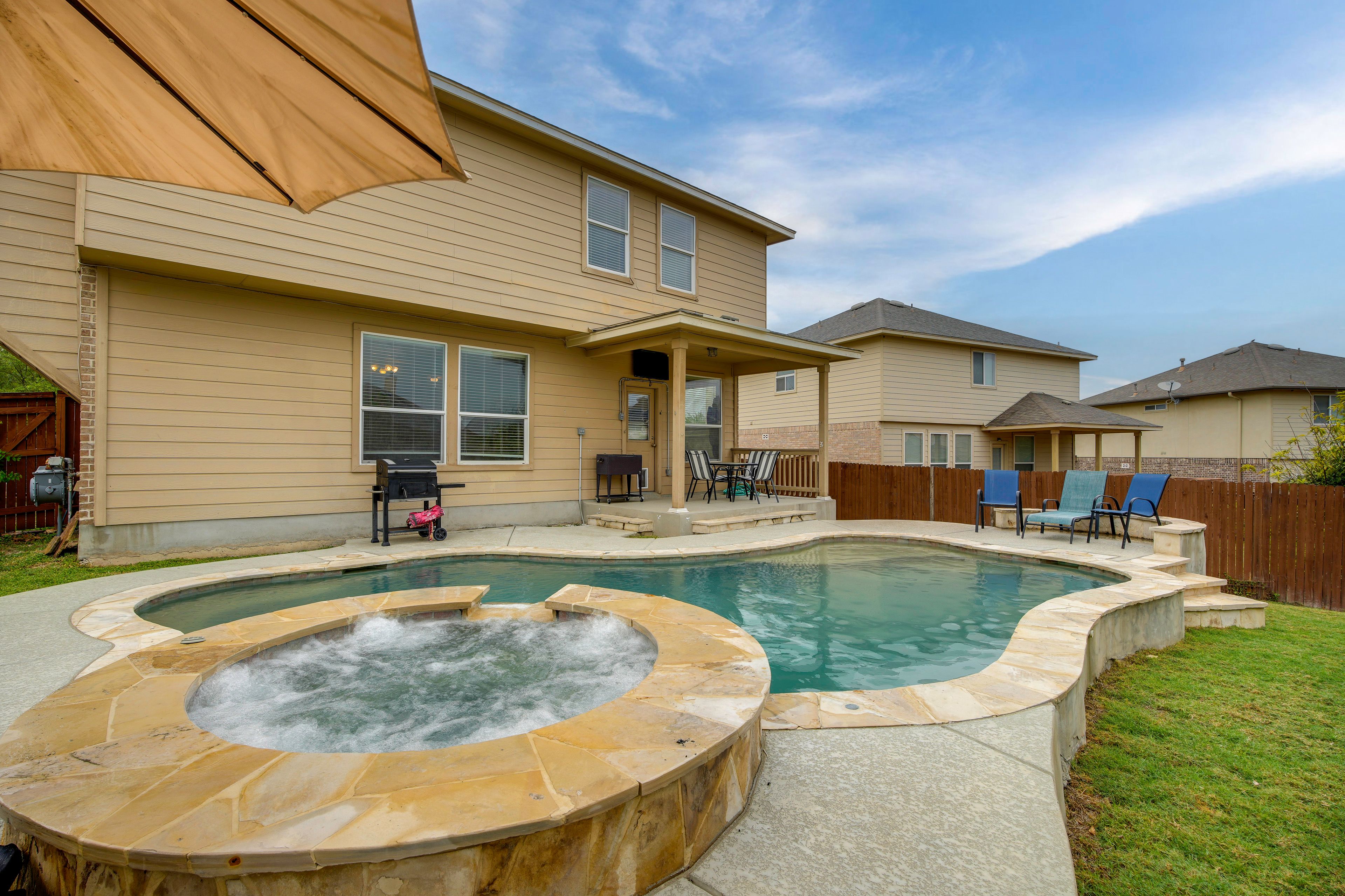 San Antonio Vacation Rental | 4BR | 2.5BA | 2,800 Sq Ft | 2 Steps to Enter