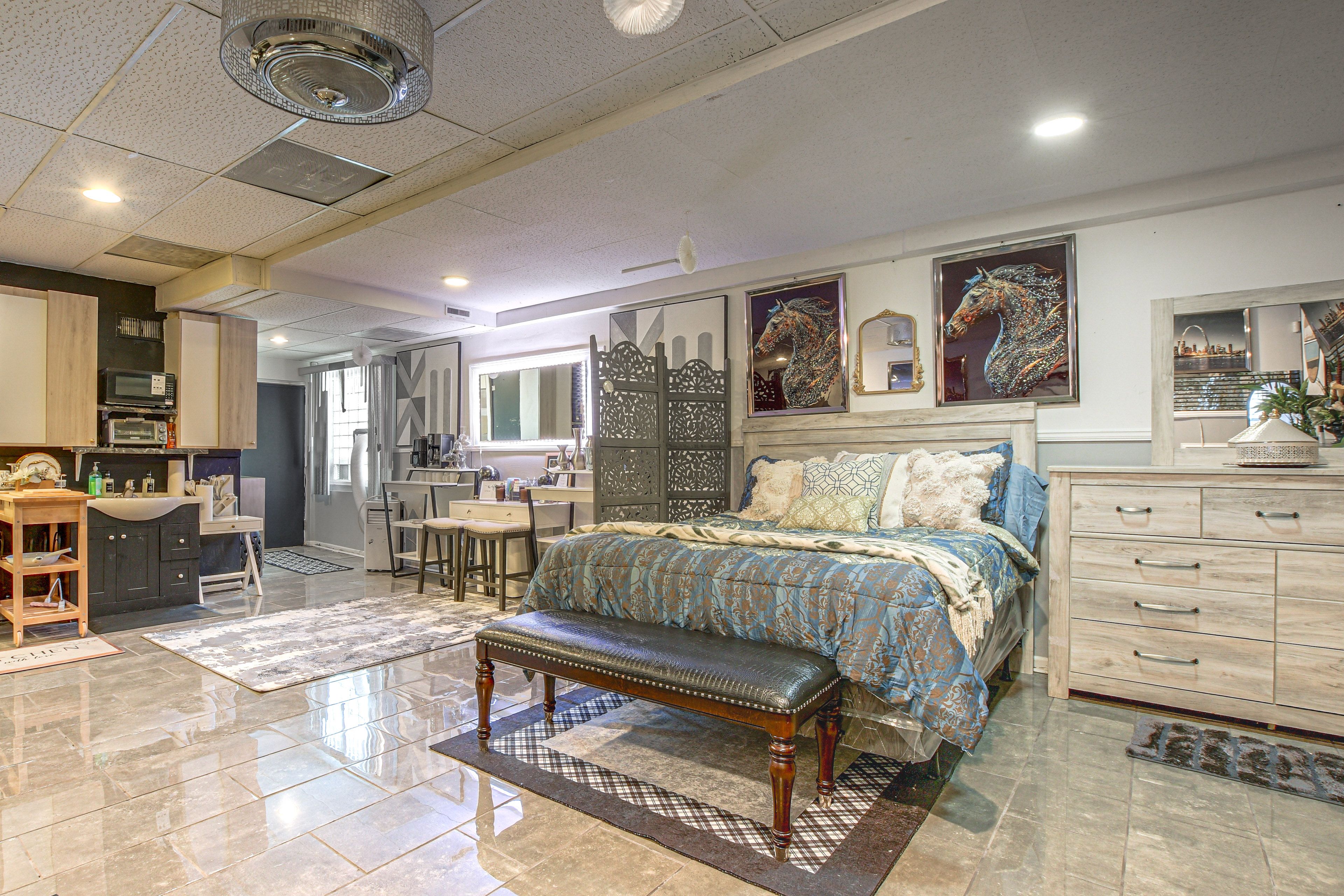 Studio | Living & Sleeping Area | Queen Bed