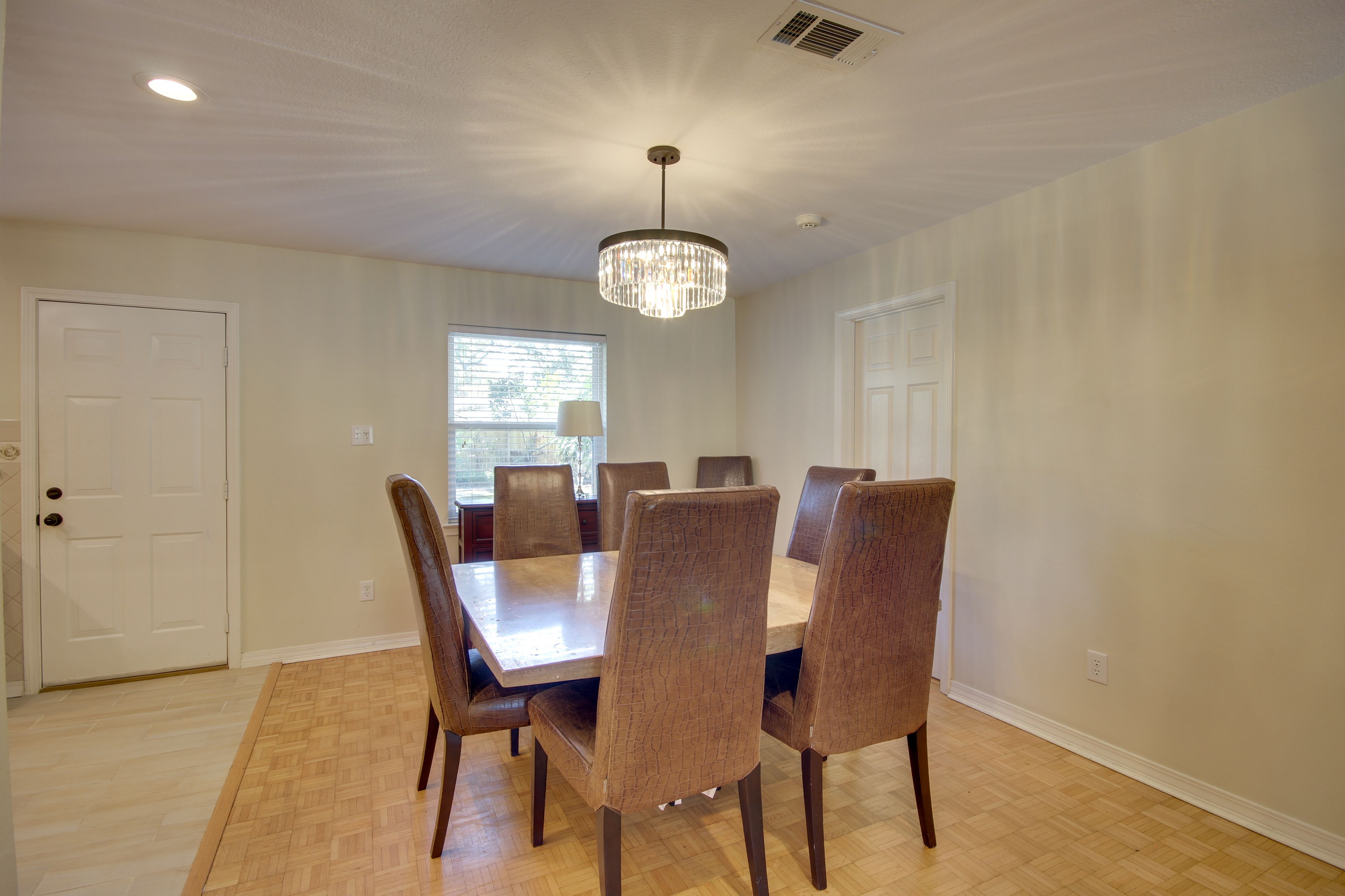 Dining Area | Dishware/Flatware Provided