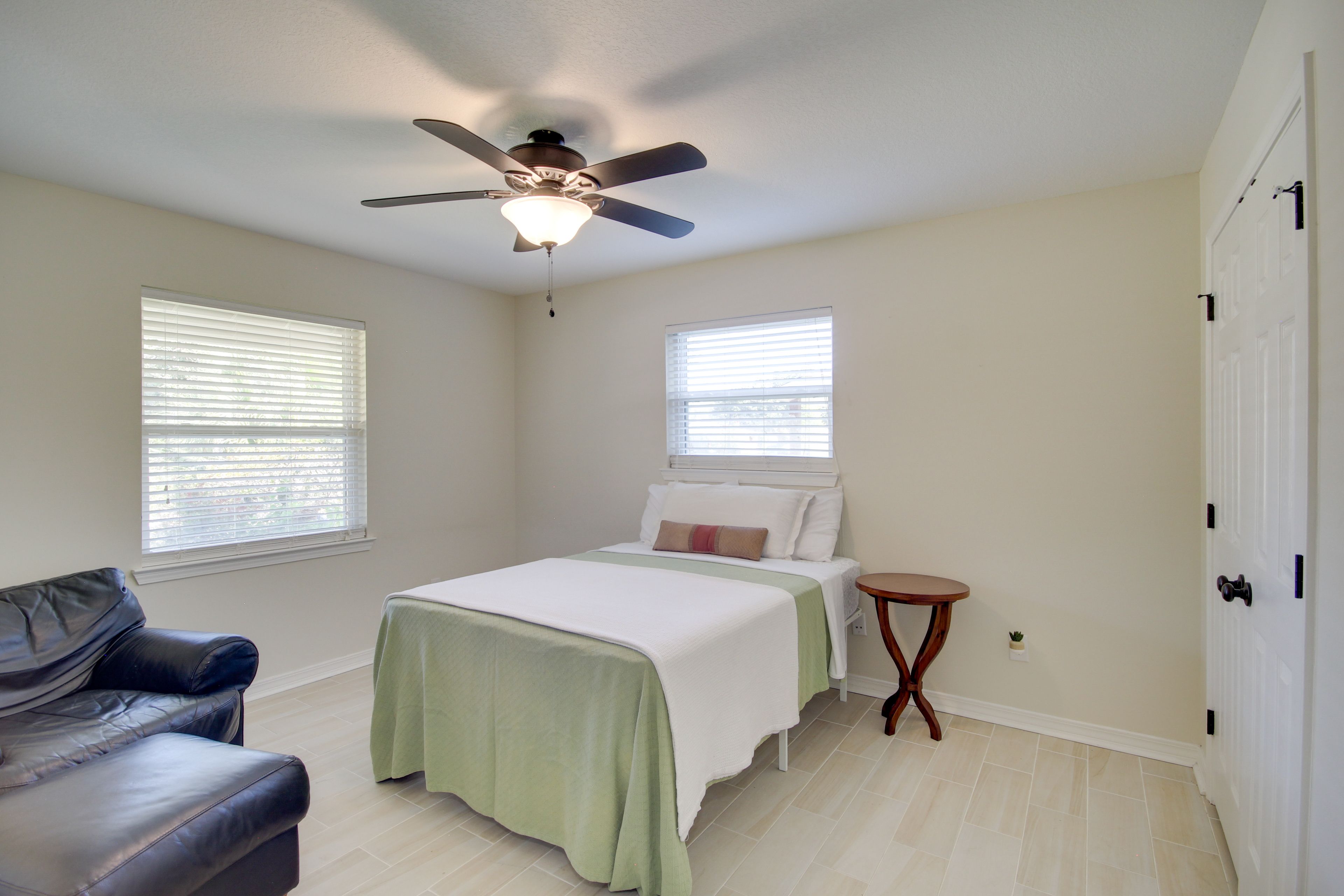 Bedroom | Queen Bed