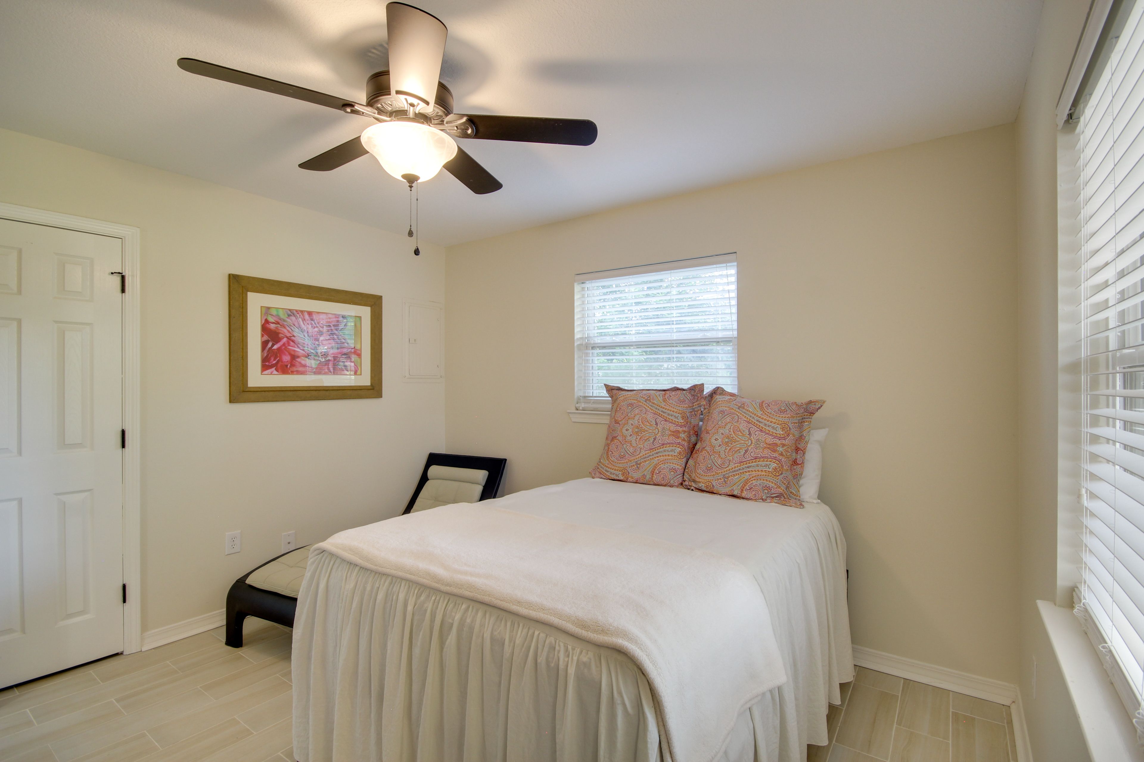 Bedroom | Queen Bed