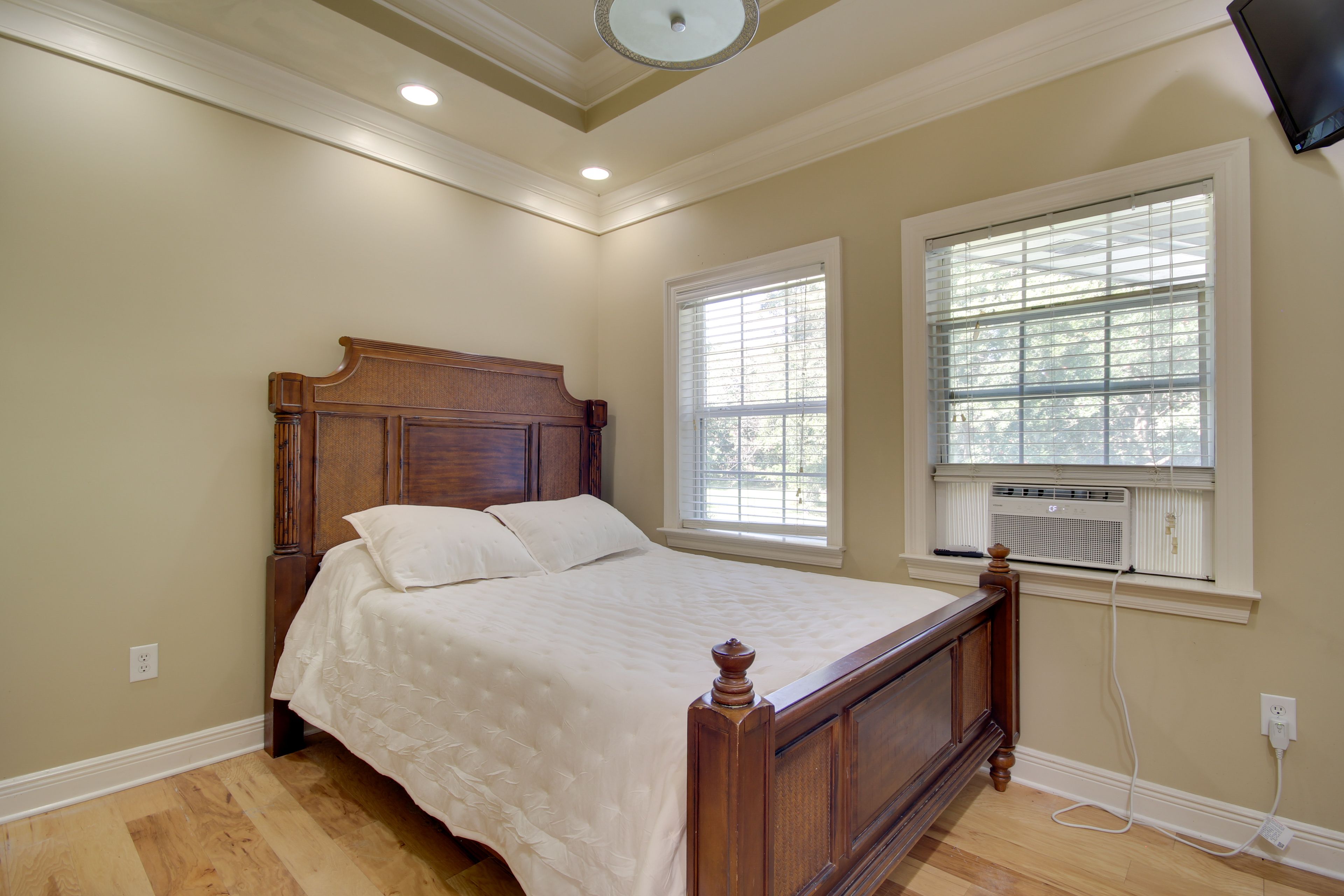 Bedroom | Queen Bed | Smart TV