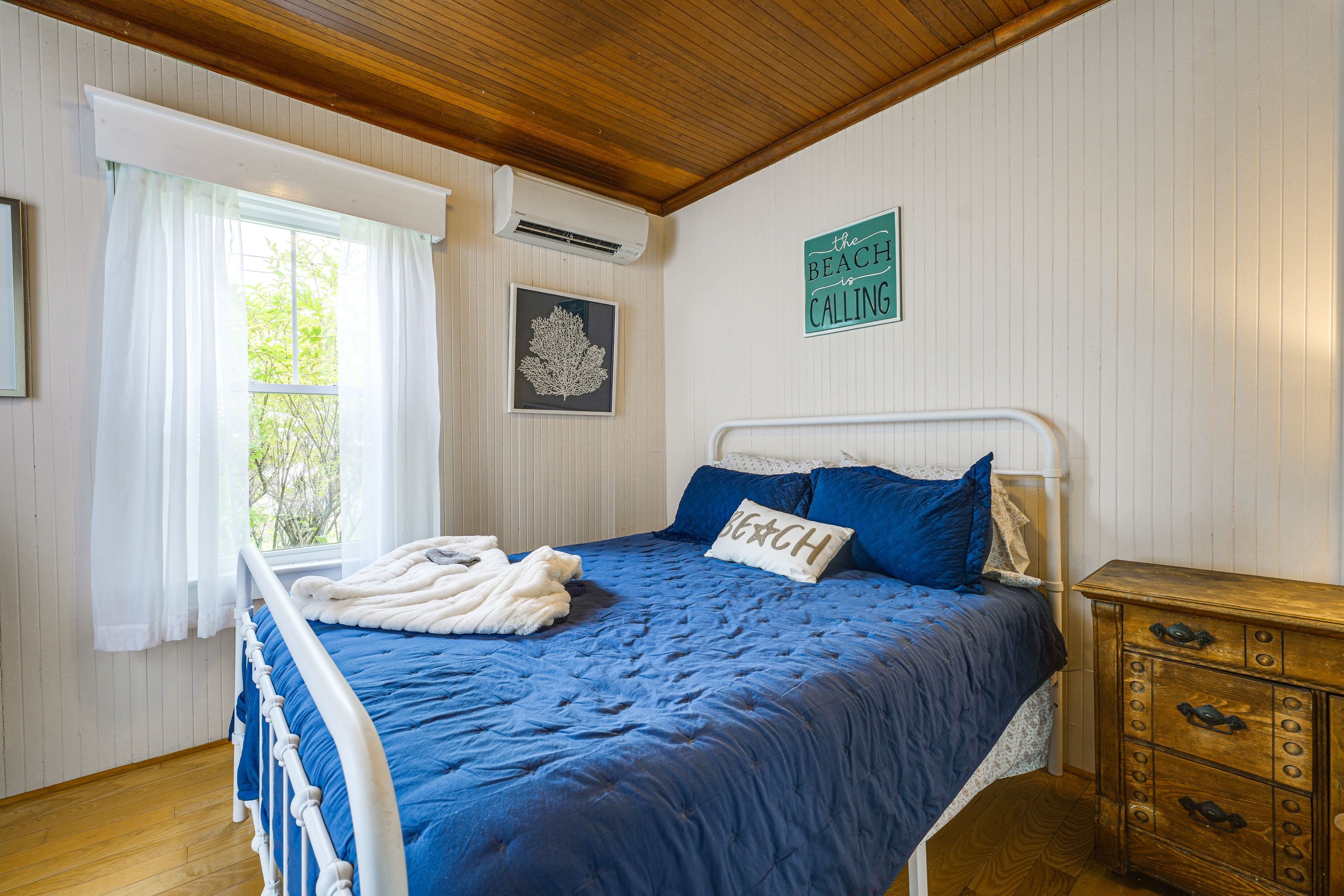 Bedroom | Queen Bed | 1st Floor
