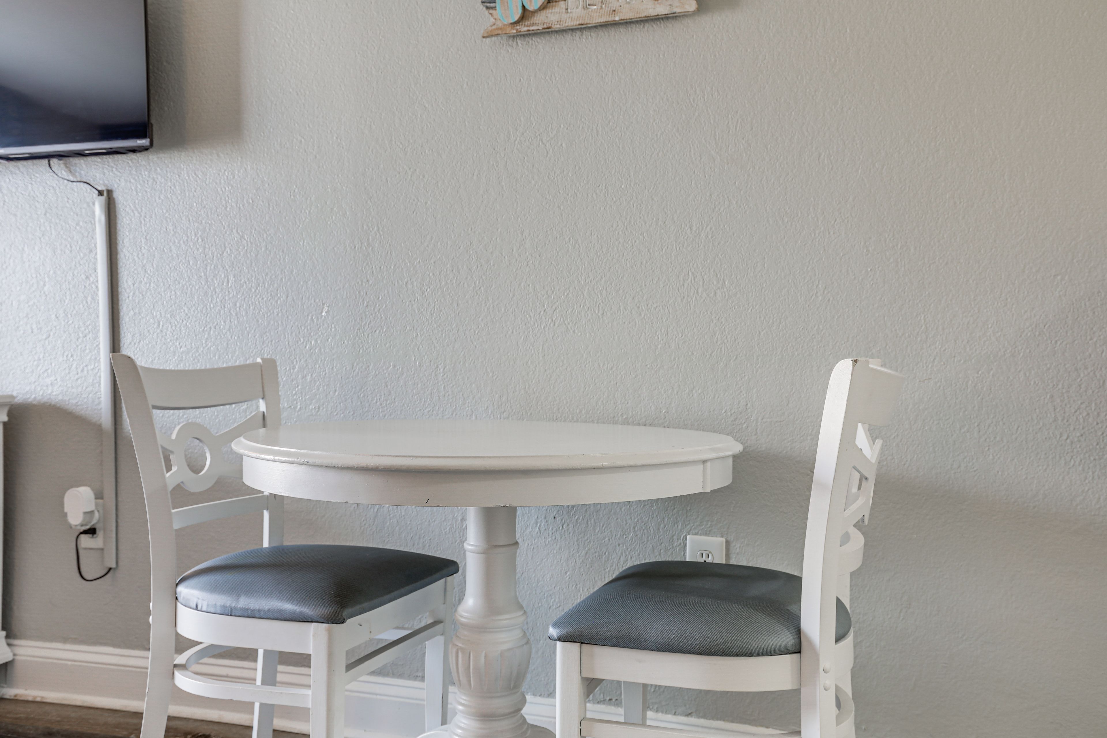 Dining Area | Dishes & Flatware Provided