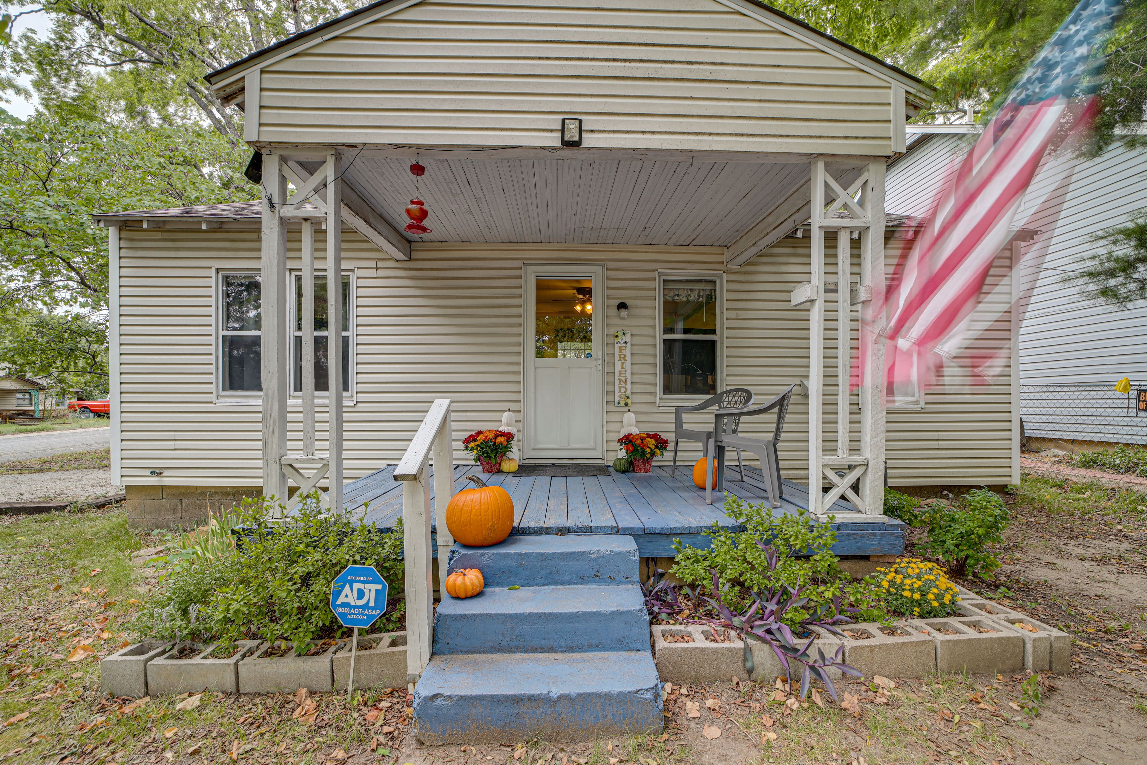 Exterior | Driveway (2 Vehicles)