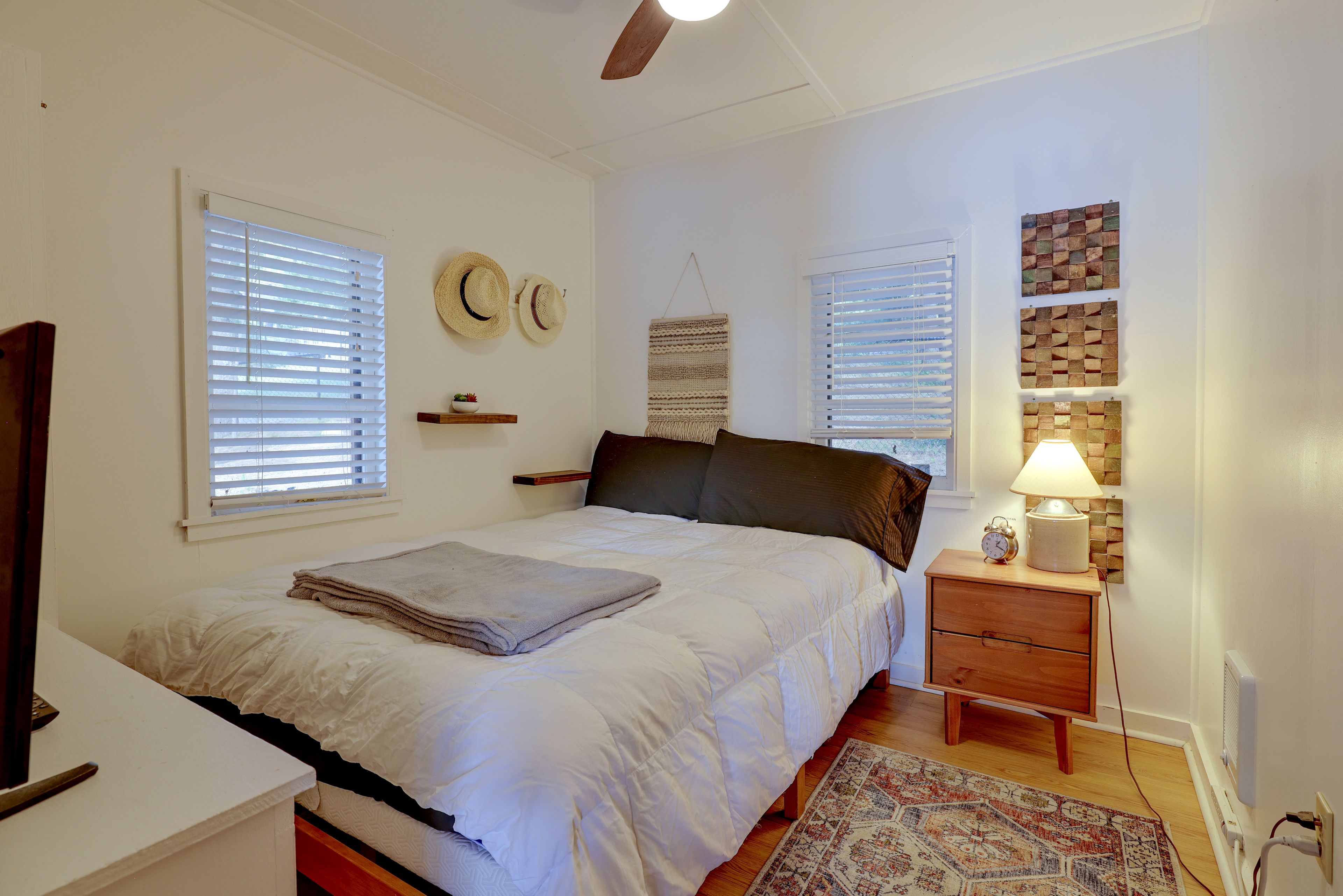 Bedroom 1 | Queen Bed