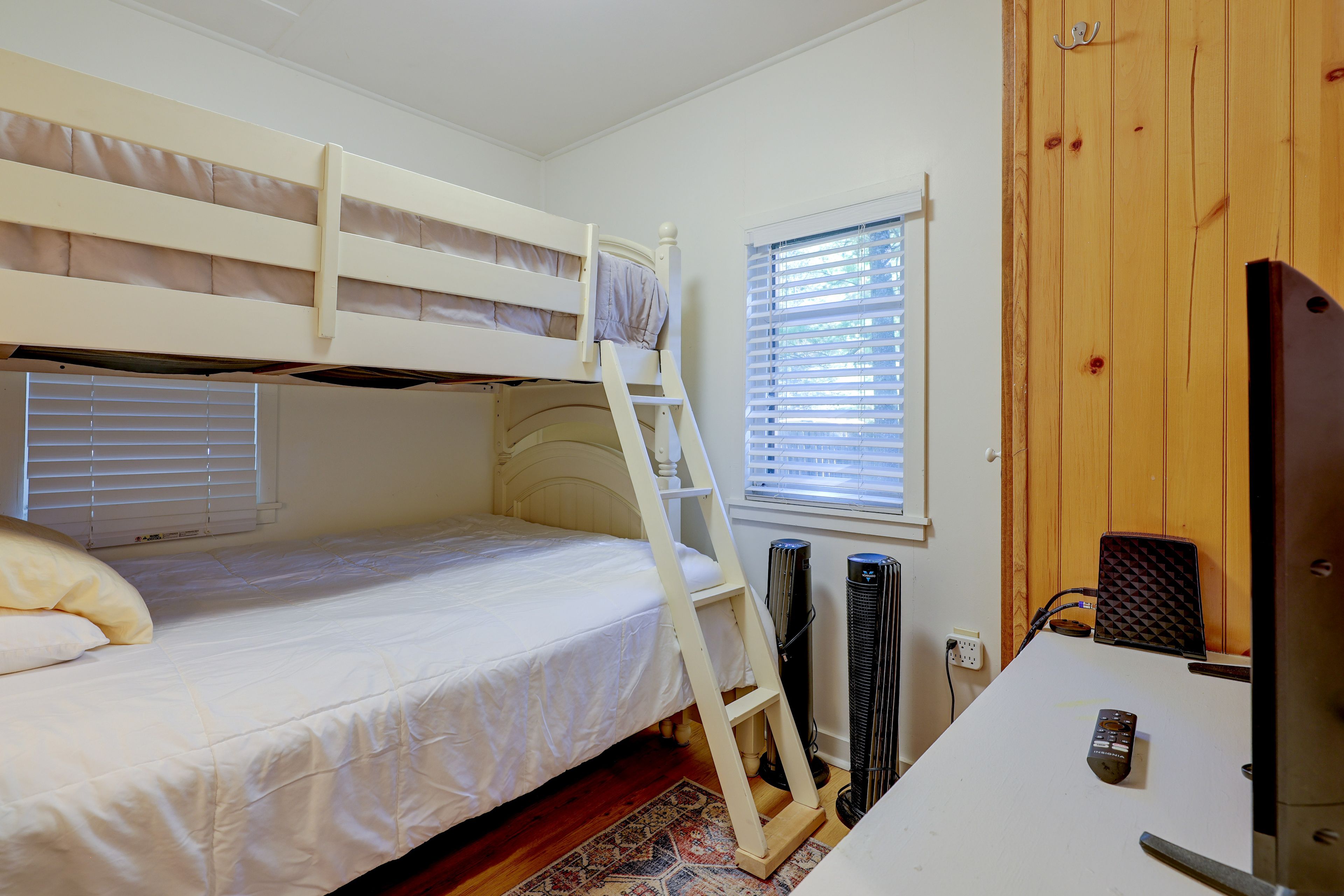 Bedroom 3 | Twin/Queen Bunk Bed