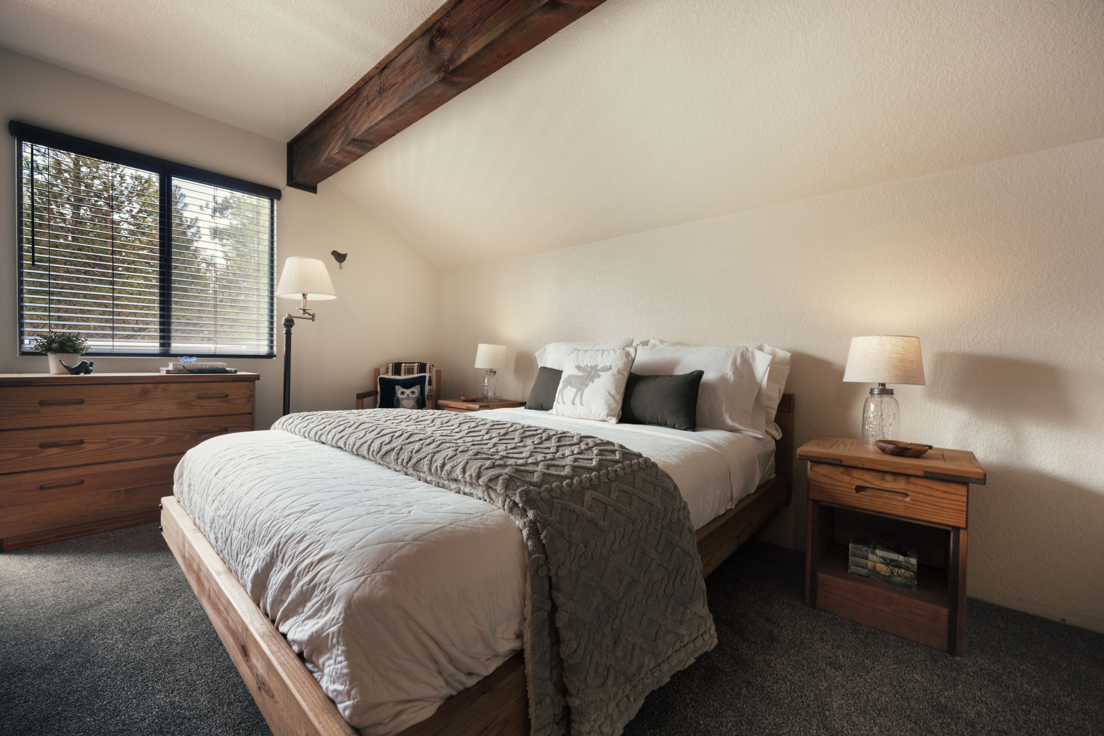 Bedroom | Queen Bed