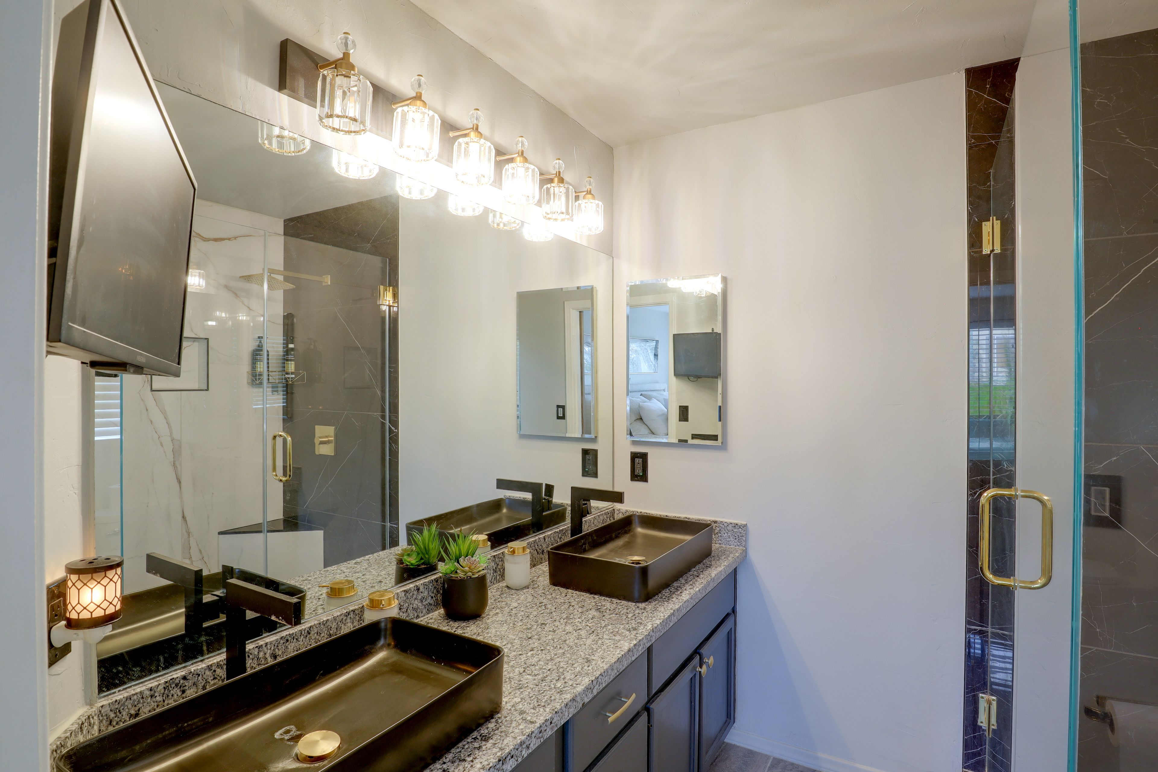 En-Suite Bathroom | Towels & Linens Provided