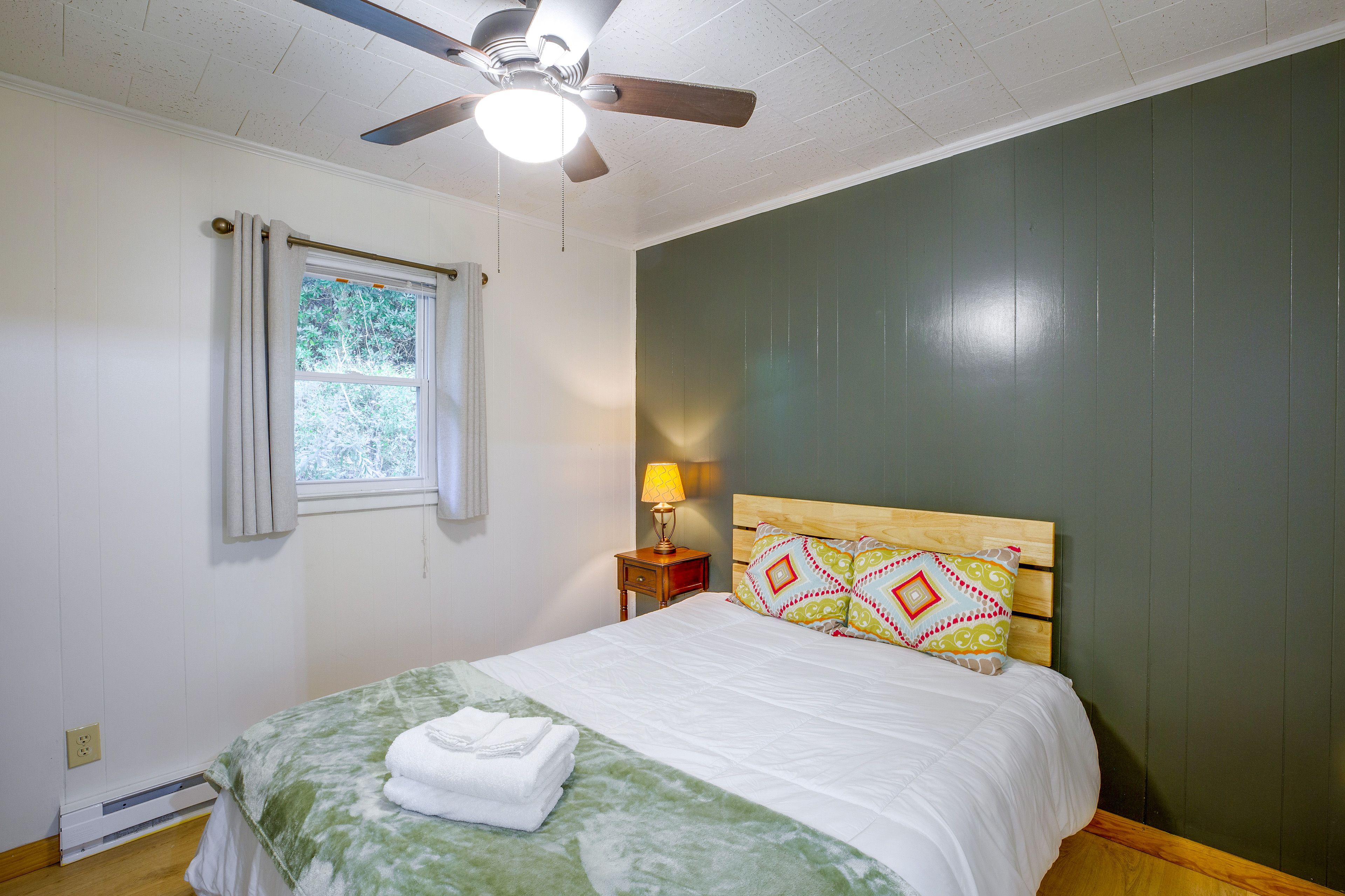 Bedroom 1 | Queen Bed