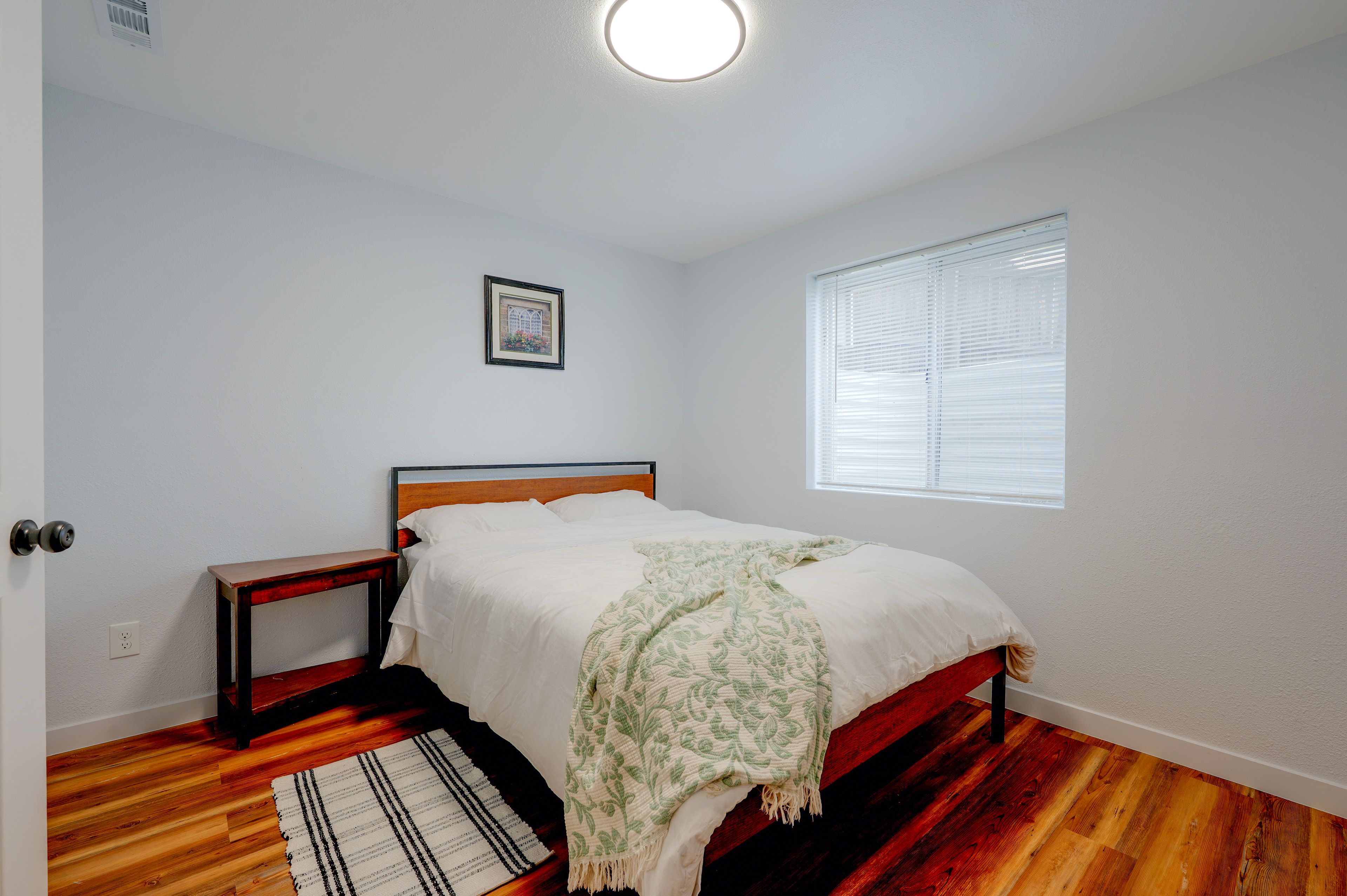 Bedroom | Queen Bed