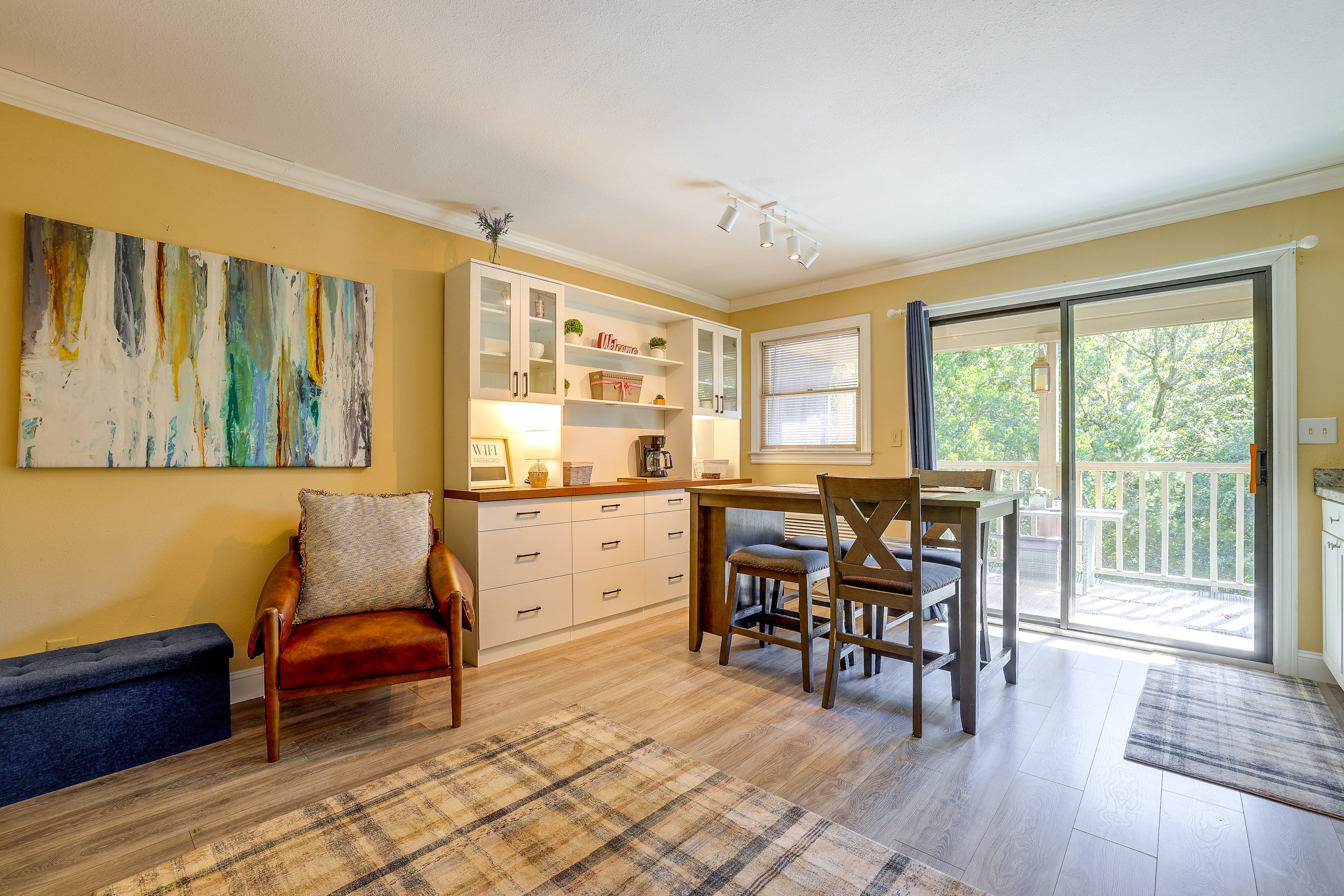 Dining Area | Dishes & Flatware Provided