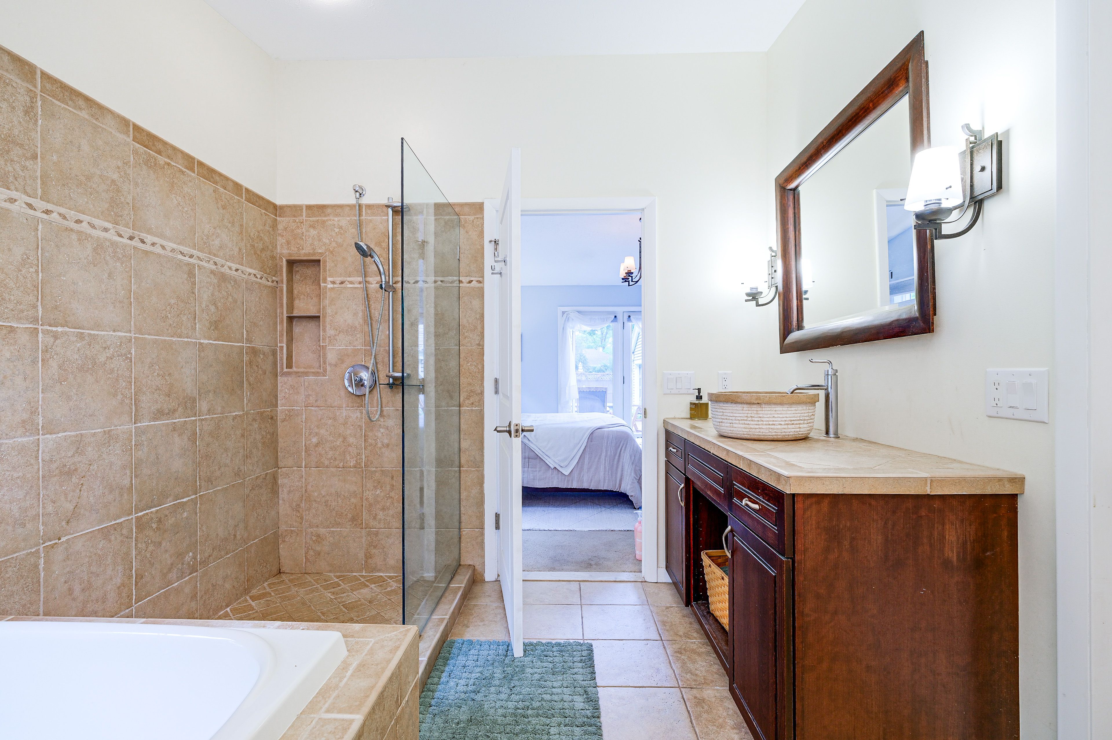 En-Suite Bathroom | 1st Floor