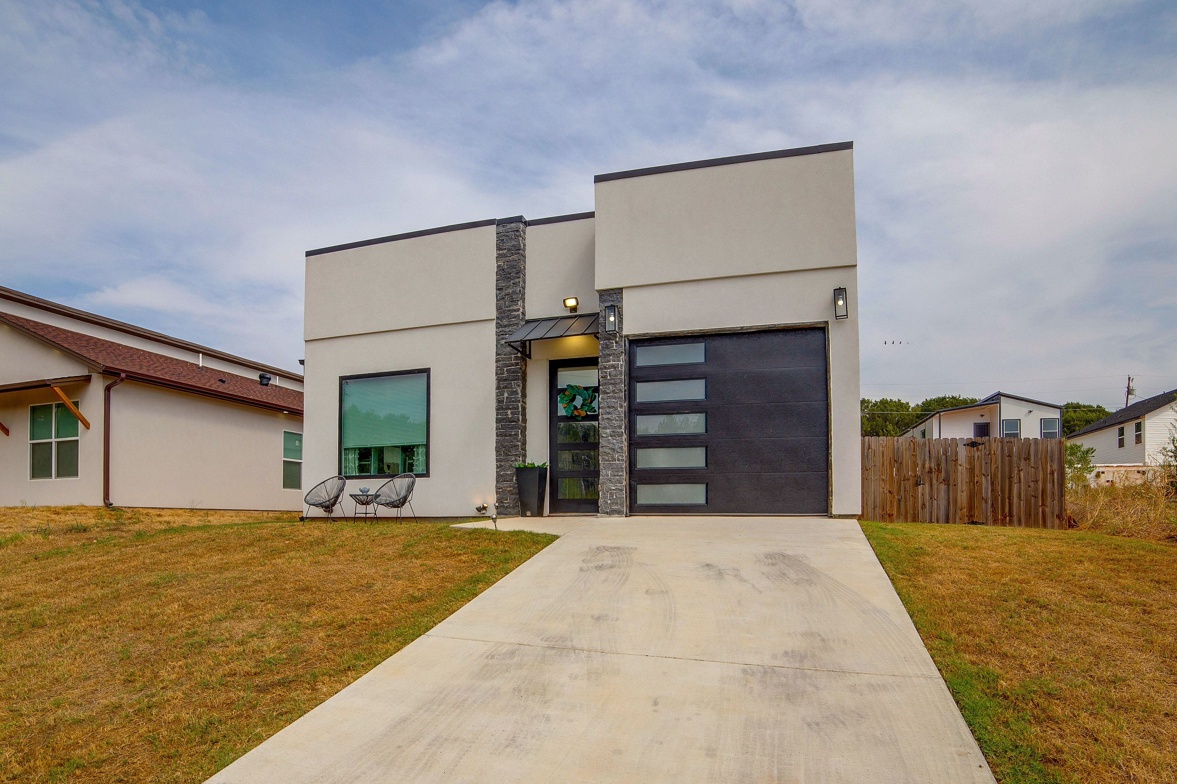 Parking | Driveway (1 Vehicle) | Street (1 Vehicle) | No Garage Access