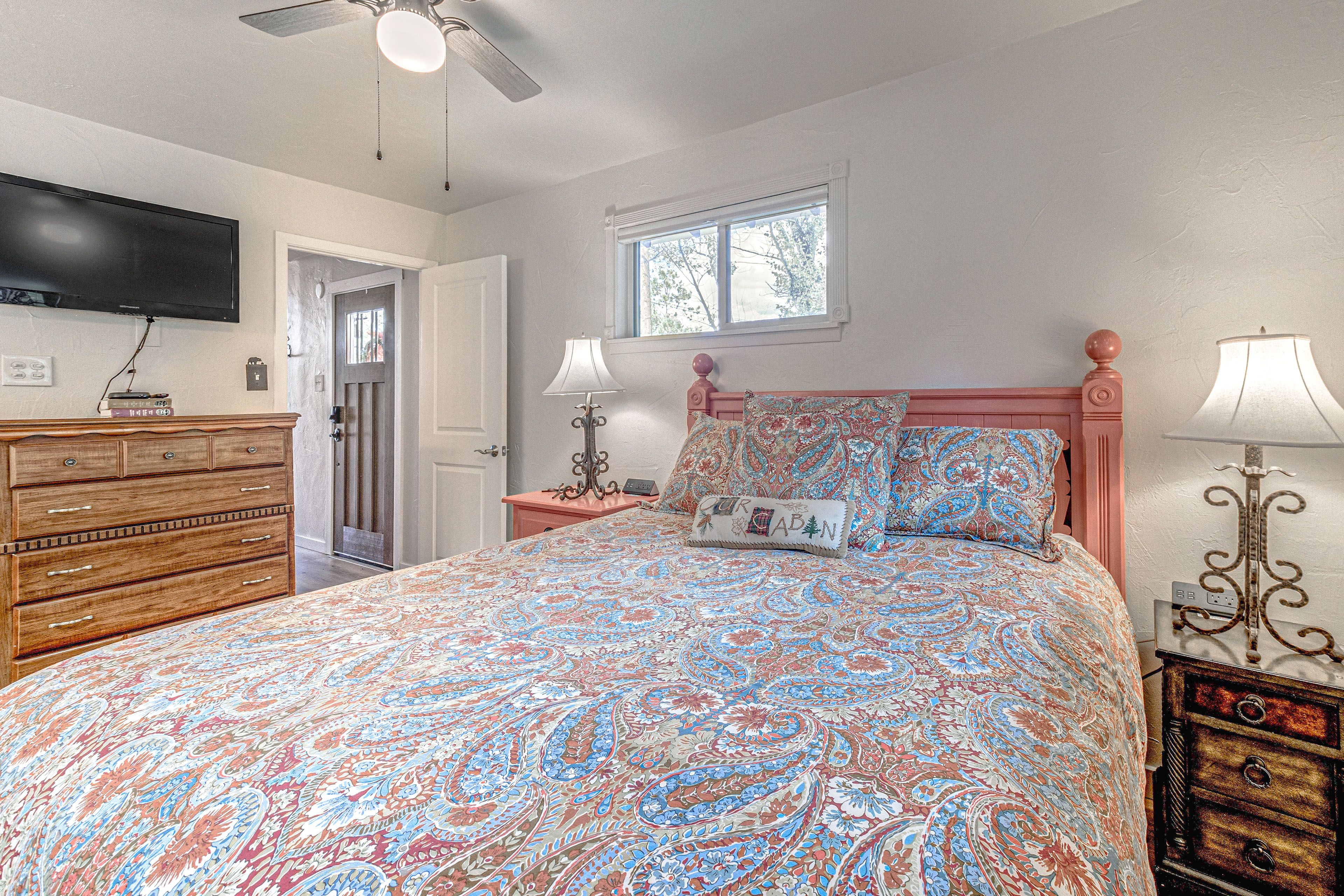 Bedroom | Queen Bed