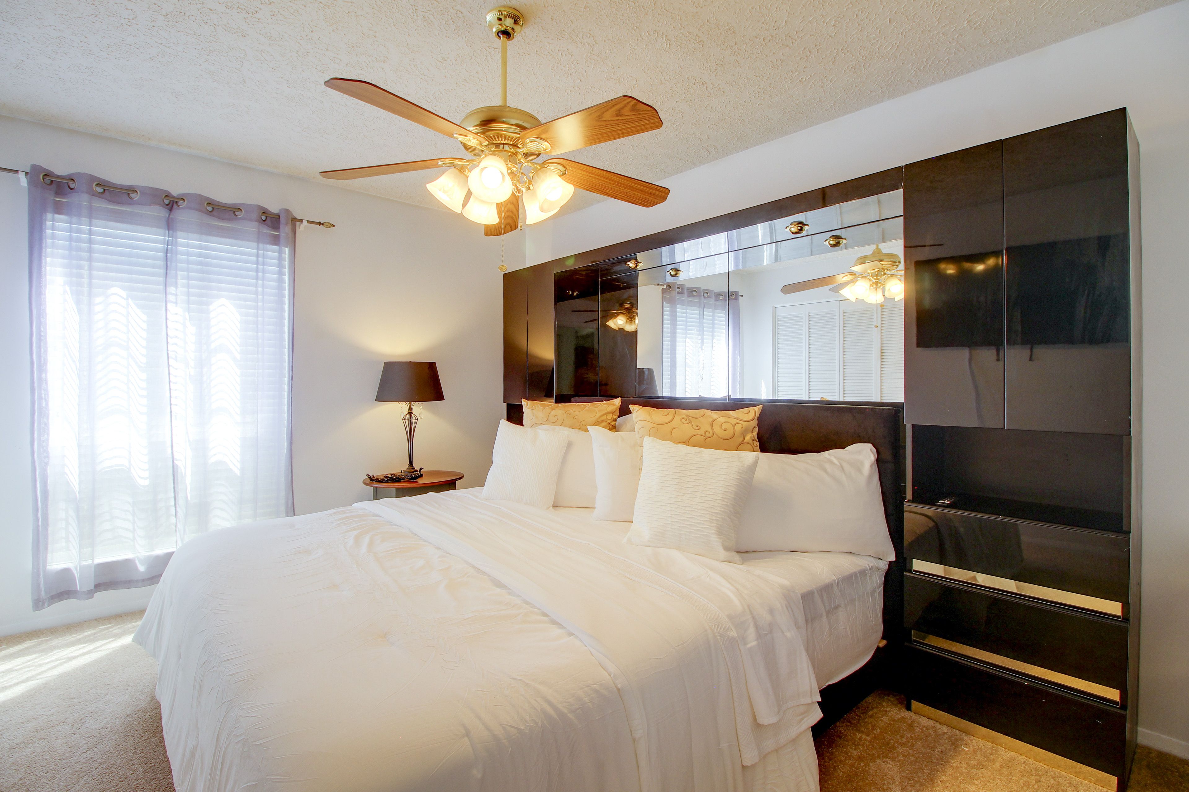 Bedroom | King Bed | Smart TV