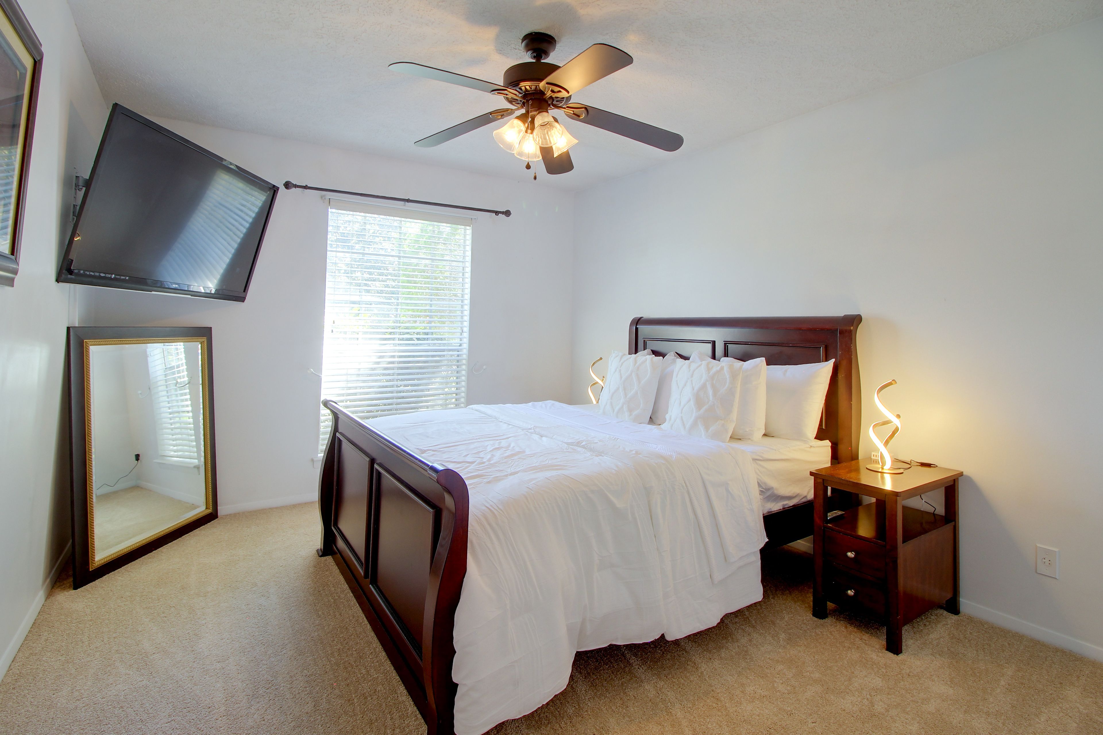 Bedroom | Queen Bed | Smart TV