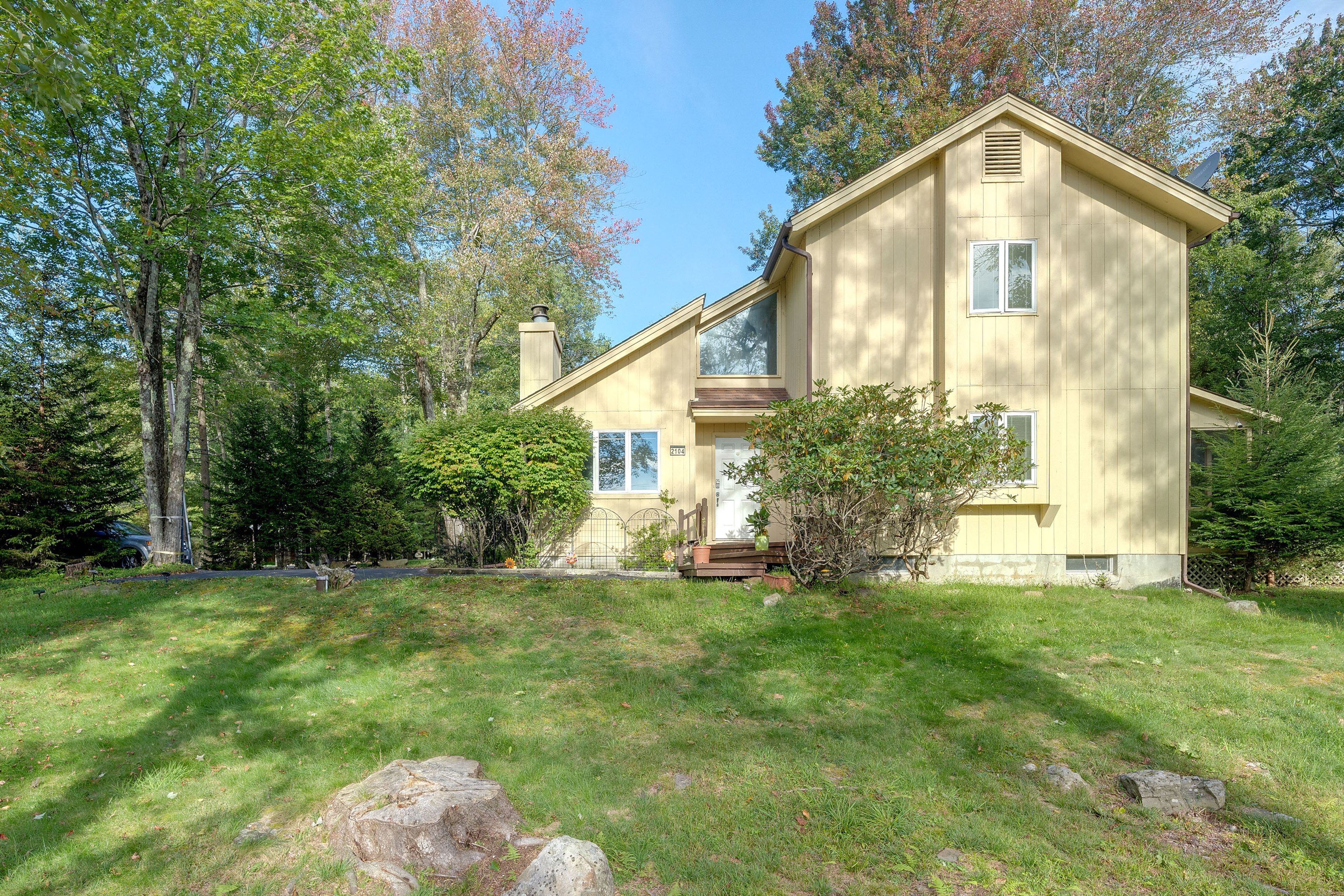 House Exterior | Deck | Gas & Charcoal Grills