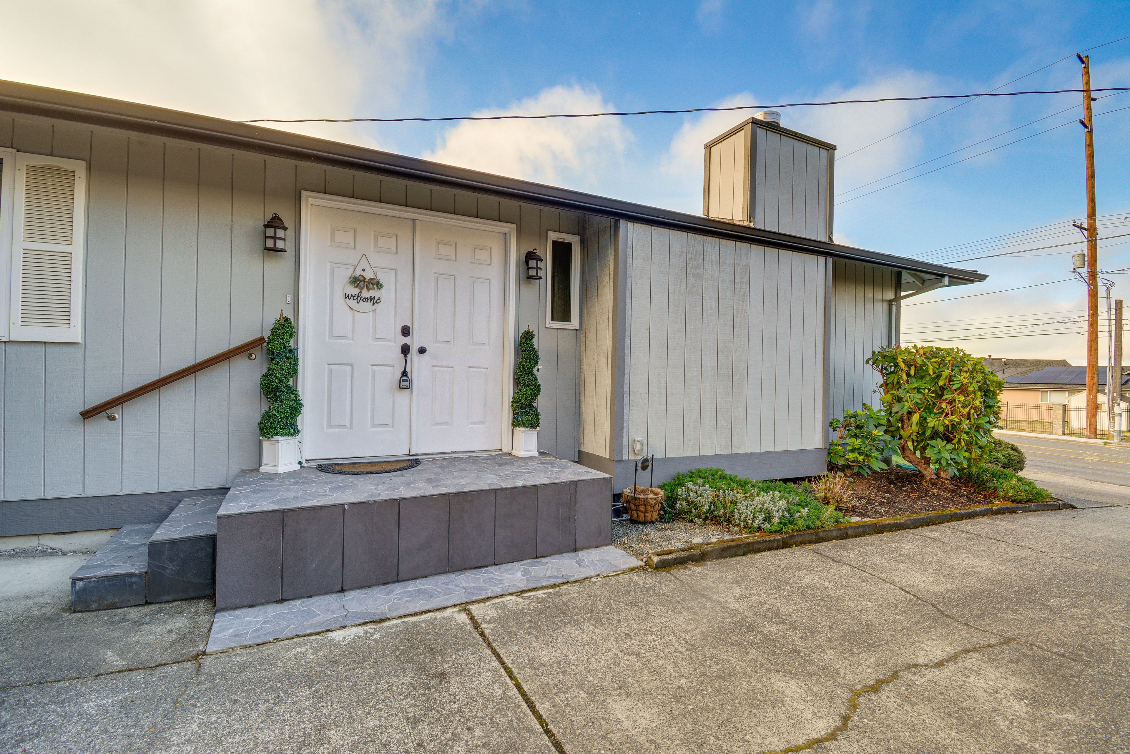 Exterior | Driveway (6 Vehicles) | Carport (1 Vehicle)