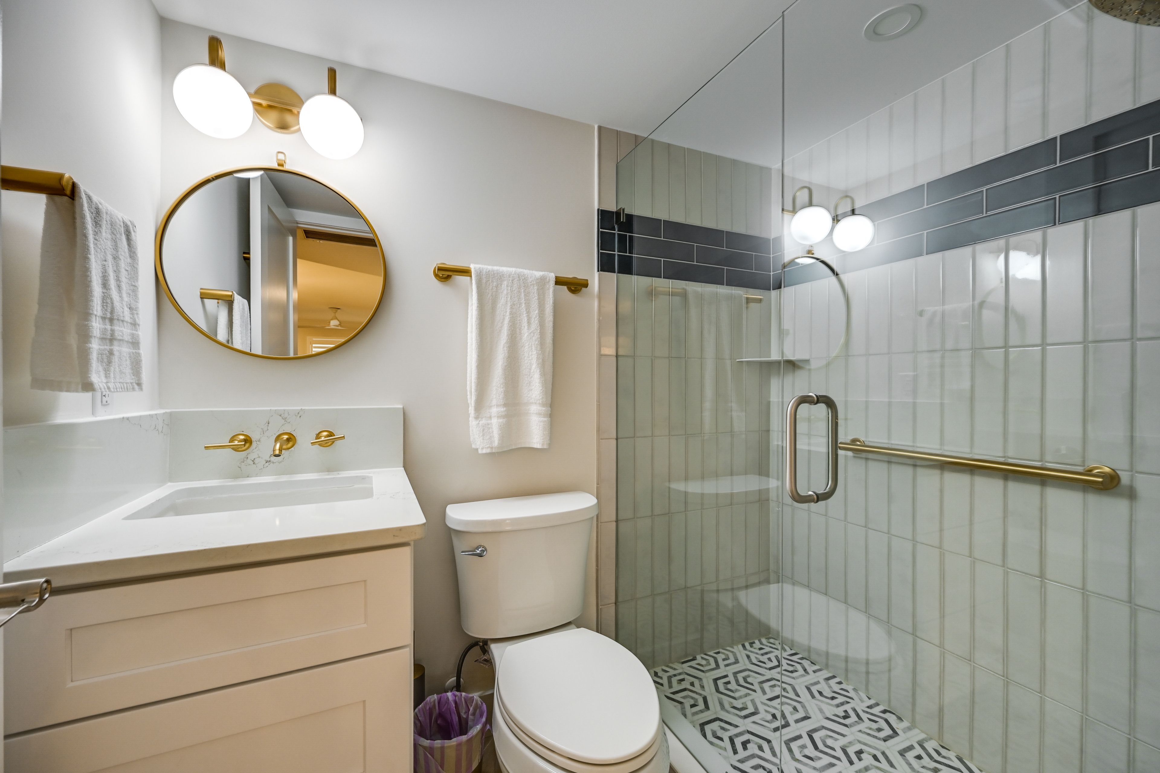 Studio | Full Bathroom