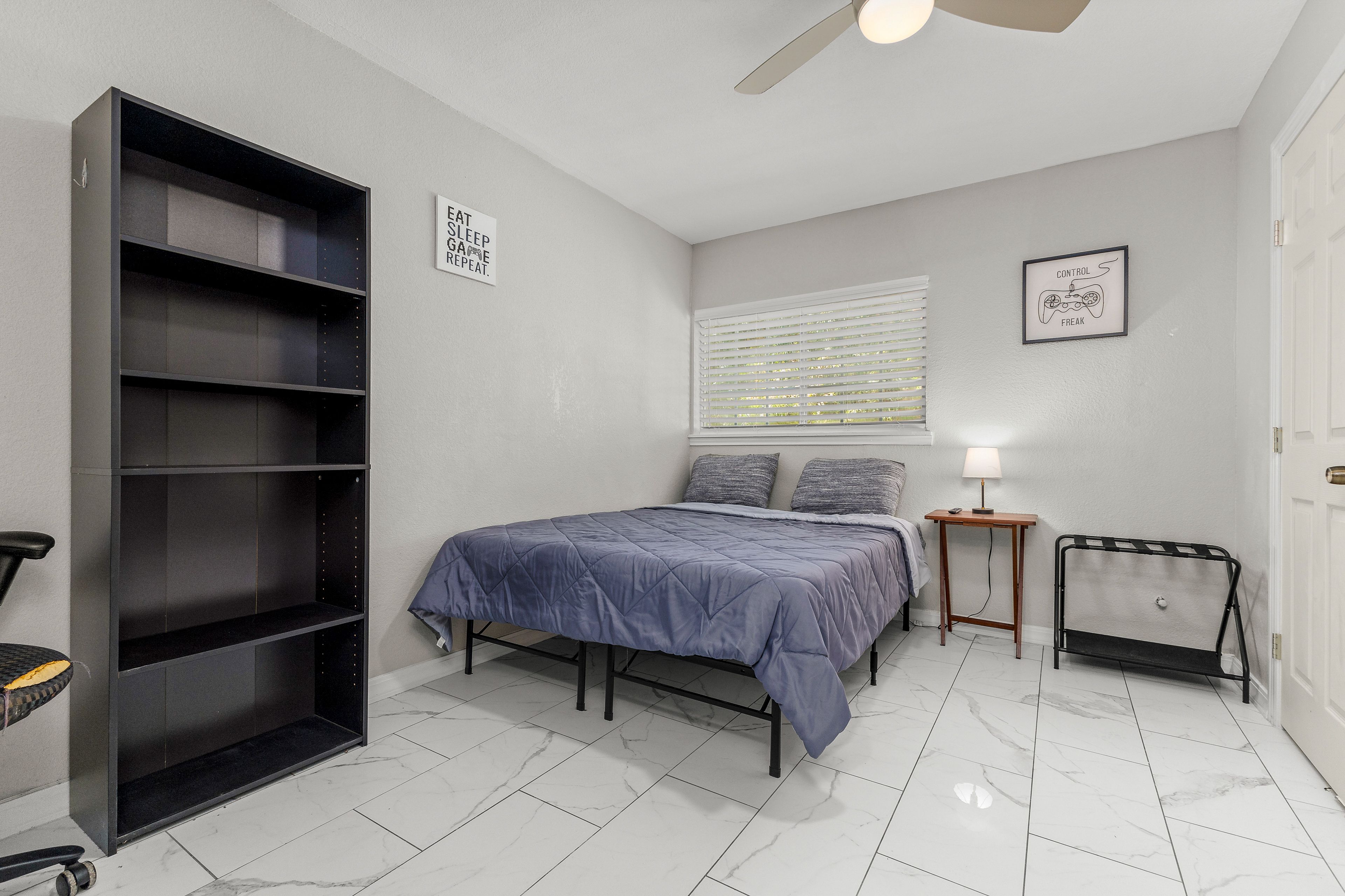 Bedroom | Queen Bed | TV