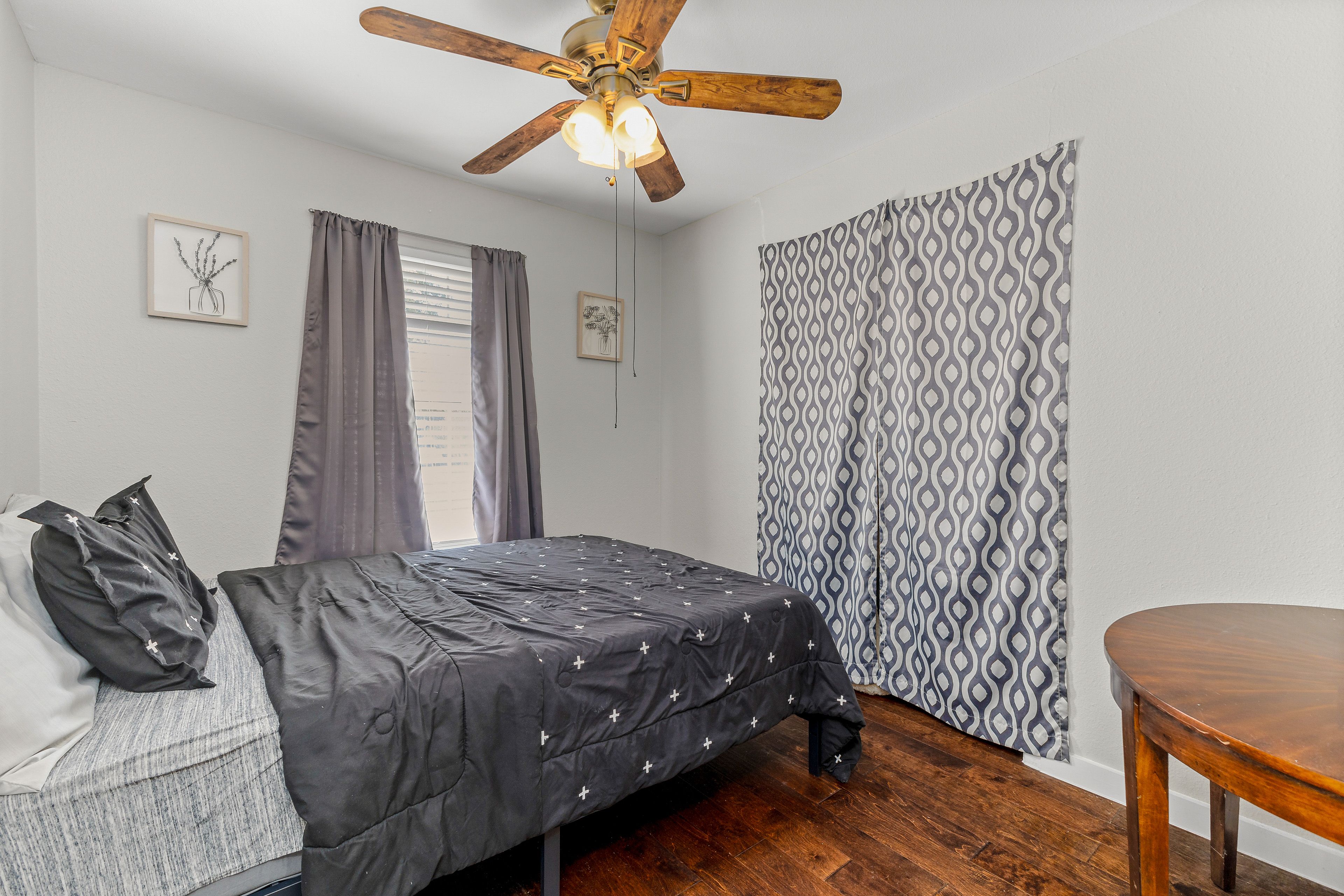 Bedroom | Queen Bed | TV