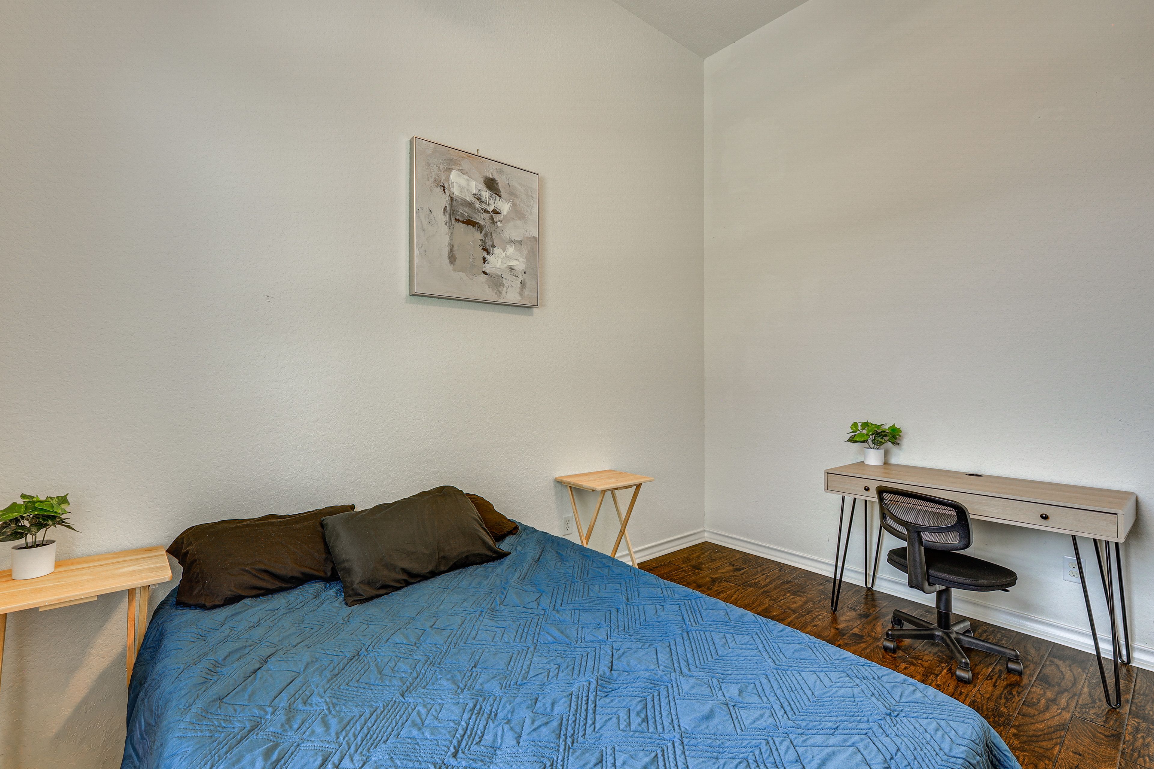 Bedroom 1 | Queen Bed | 1st Floor