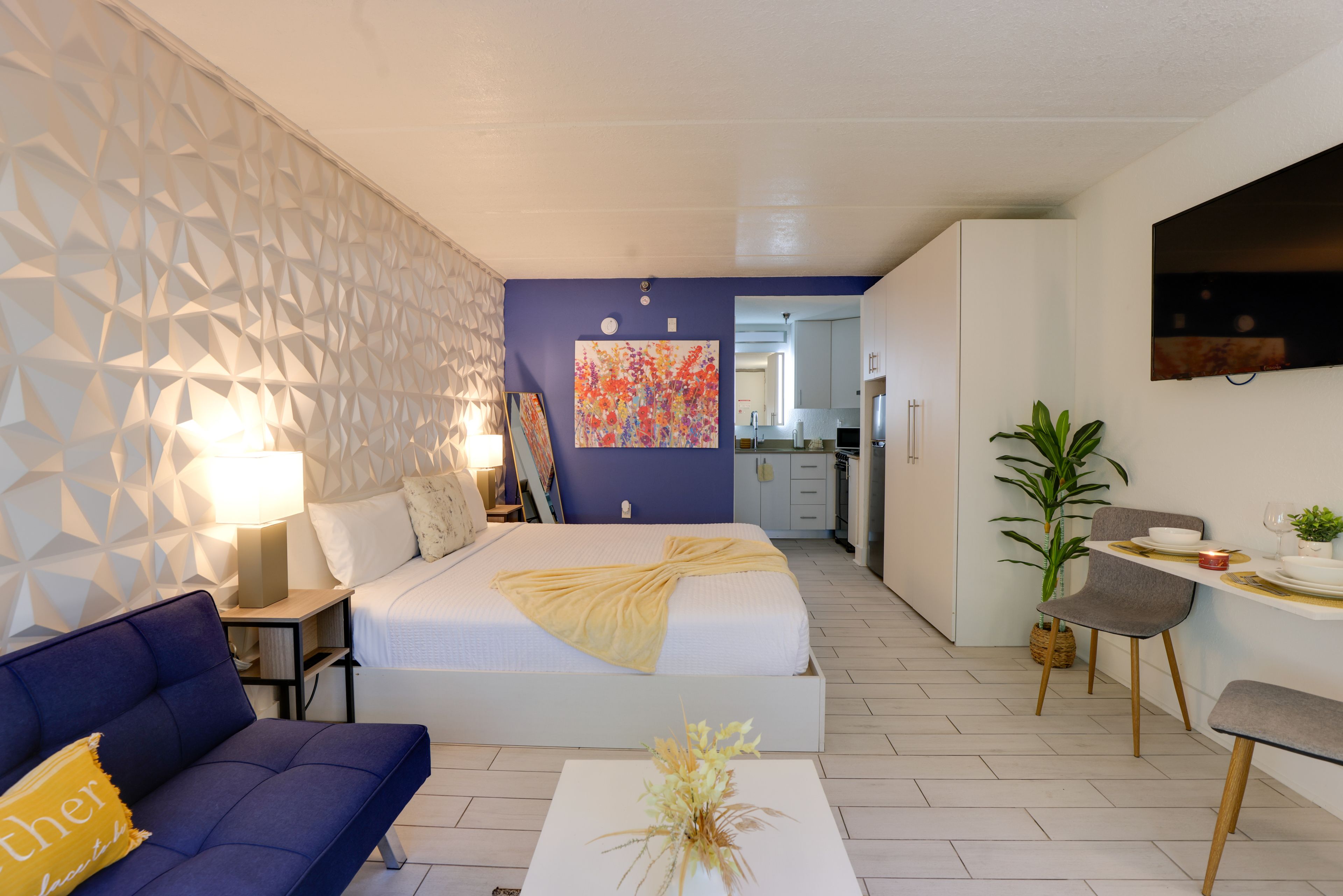 Studio | King Bed | Futon | Smart TV