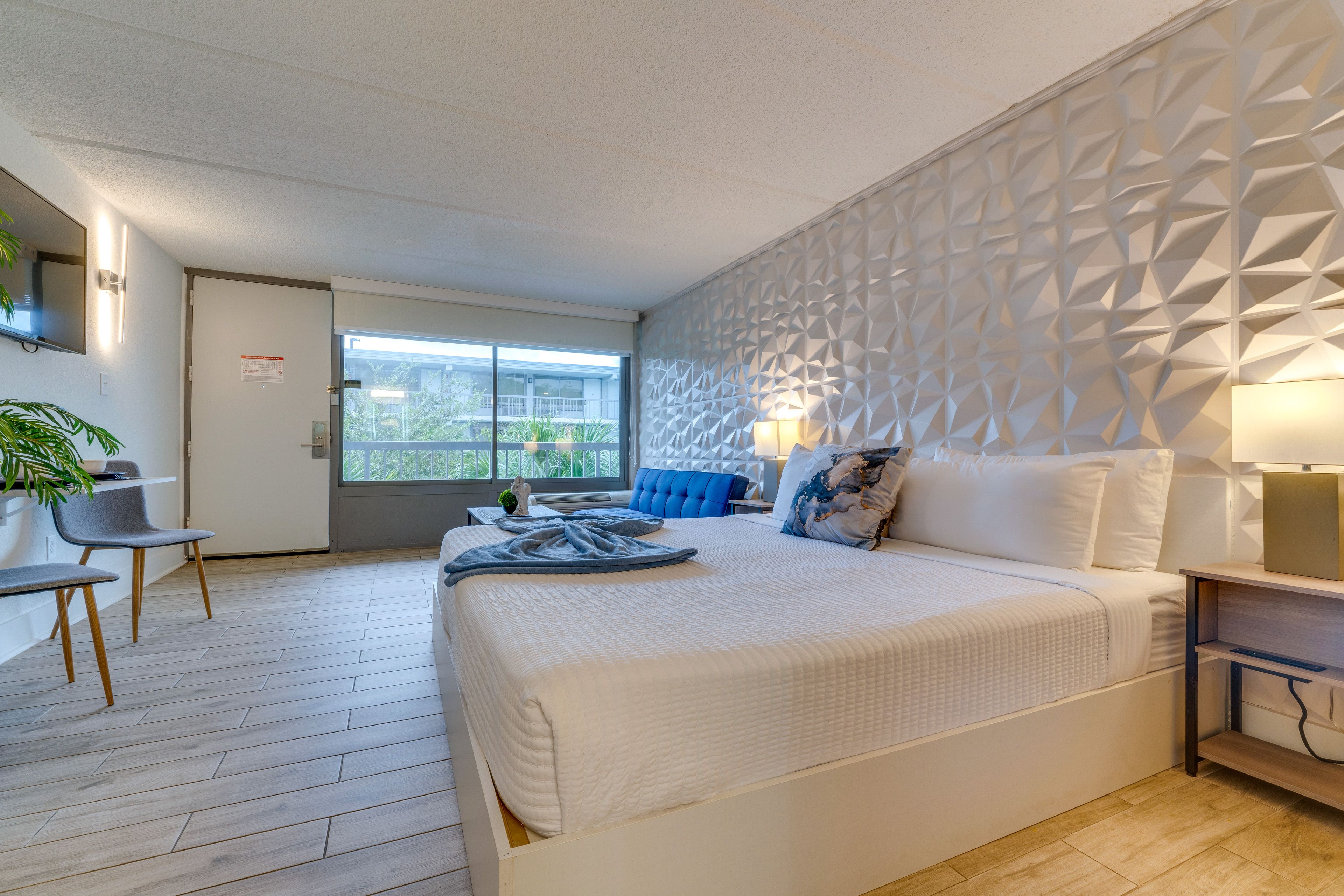 Studio | Queen Bed | Futon
