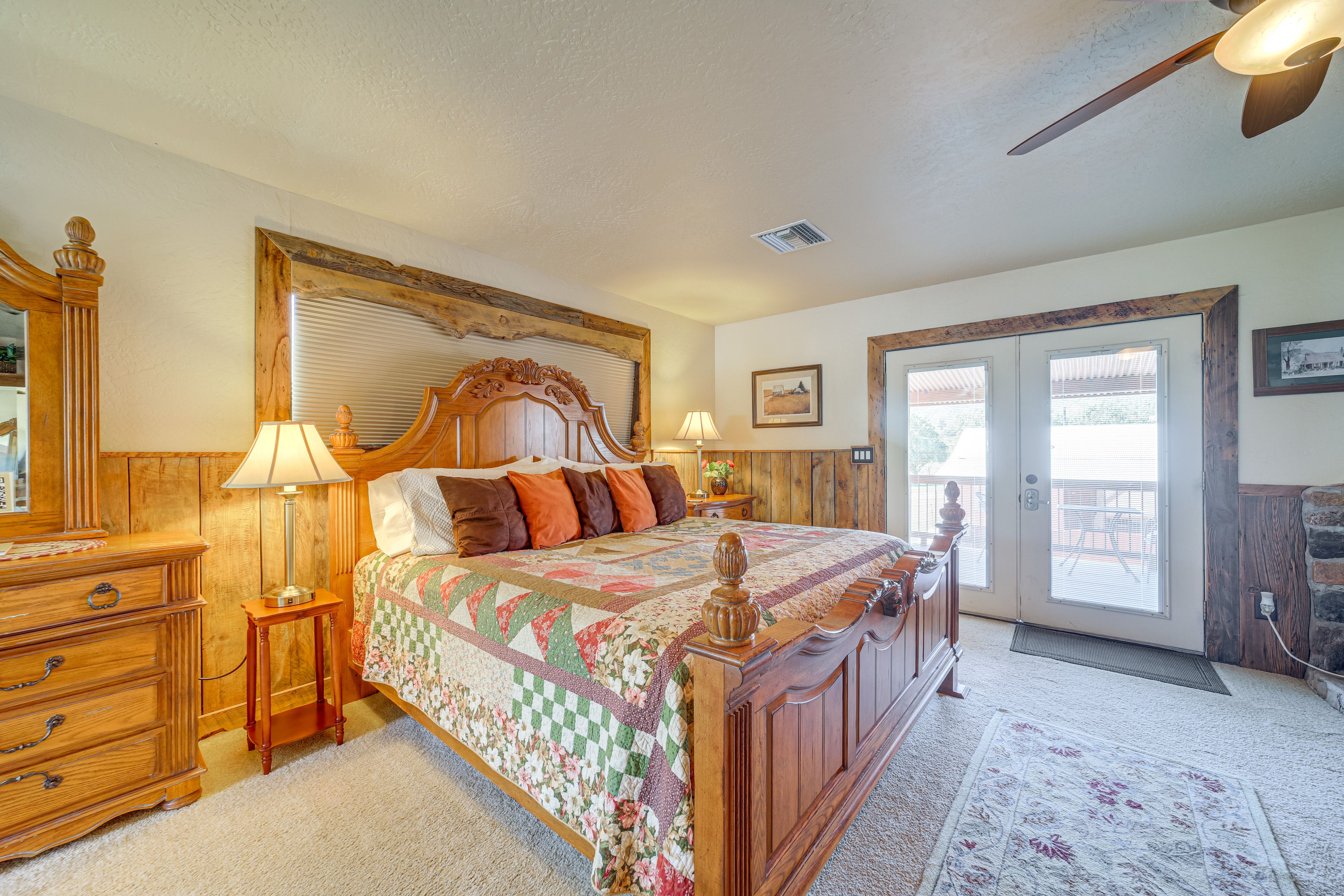 Studio | King Bed | Smart TV | Electric Fireplace | Jetted Tub