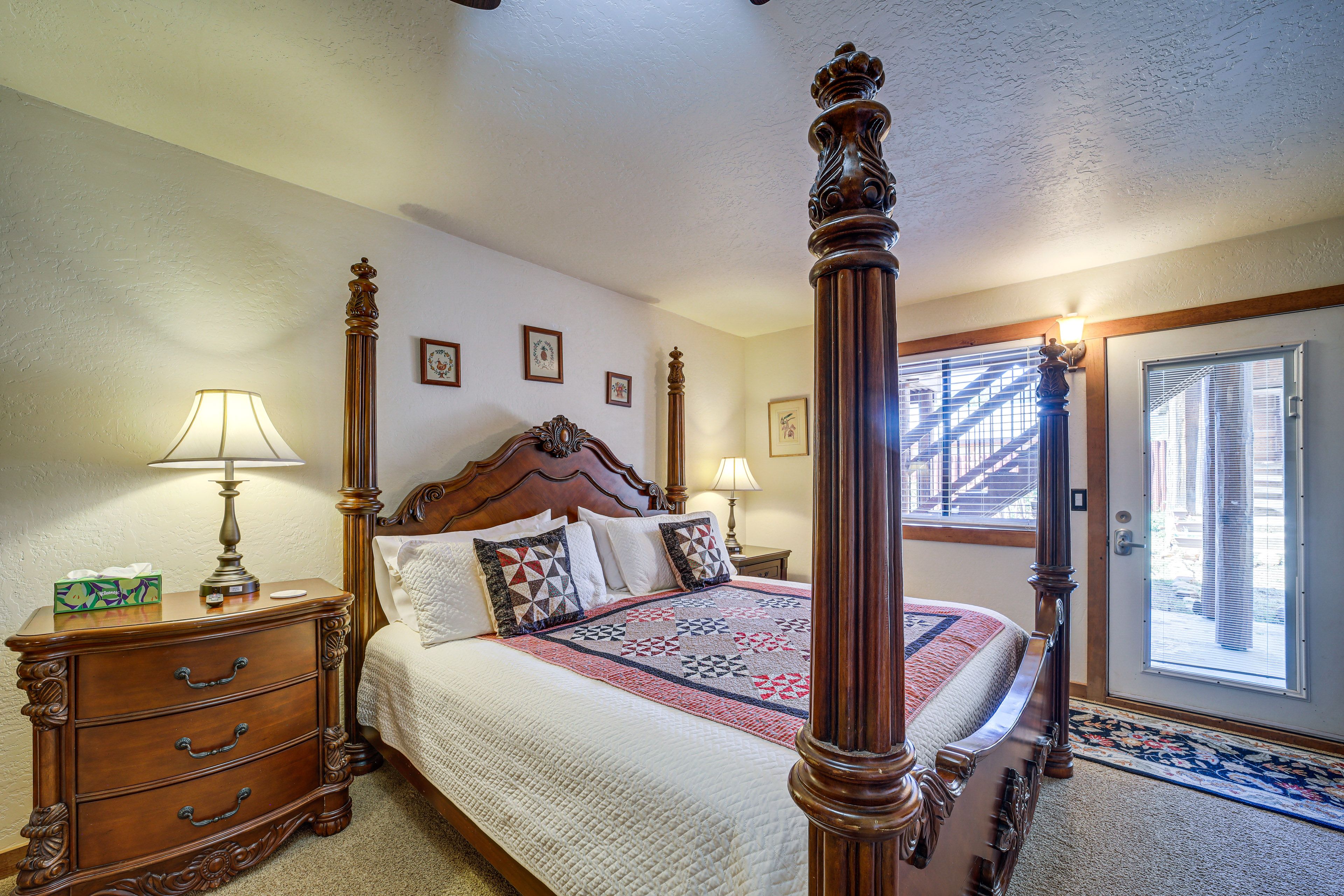 Studio | King Bed | Smart TV | Electric Fireplace