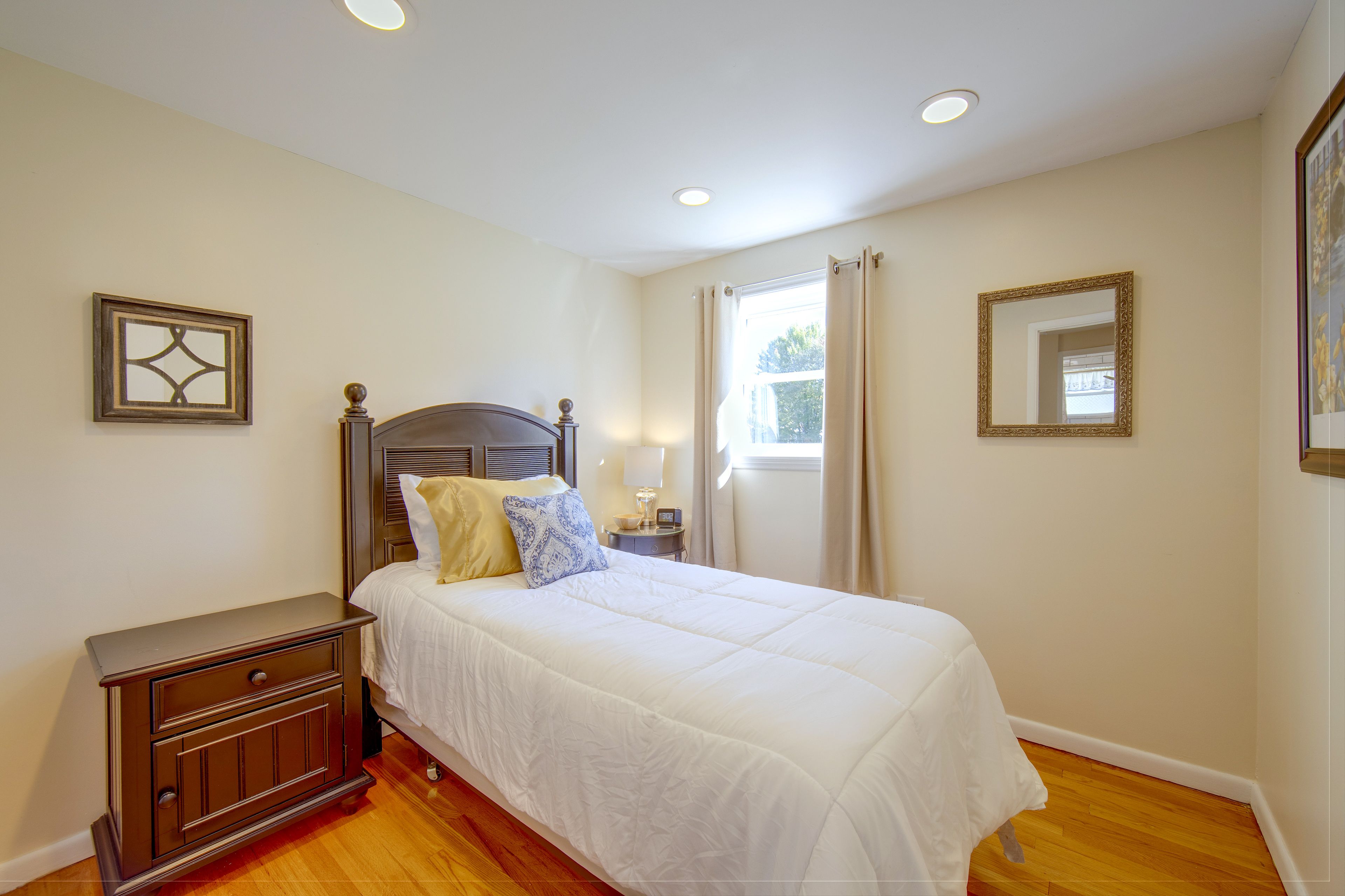 Bedroom | Twin Bed
