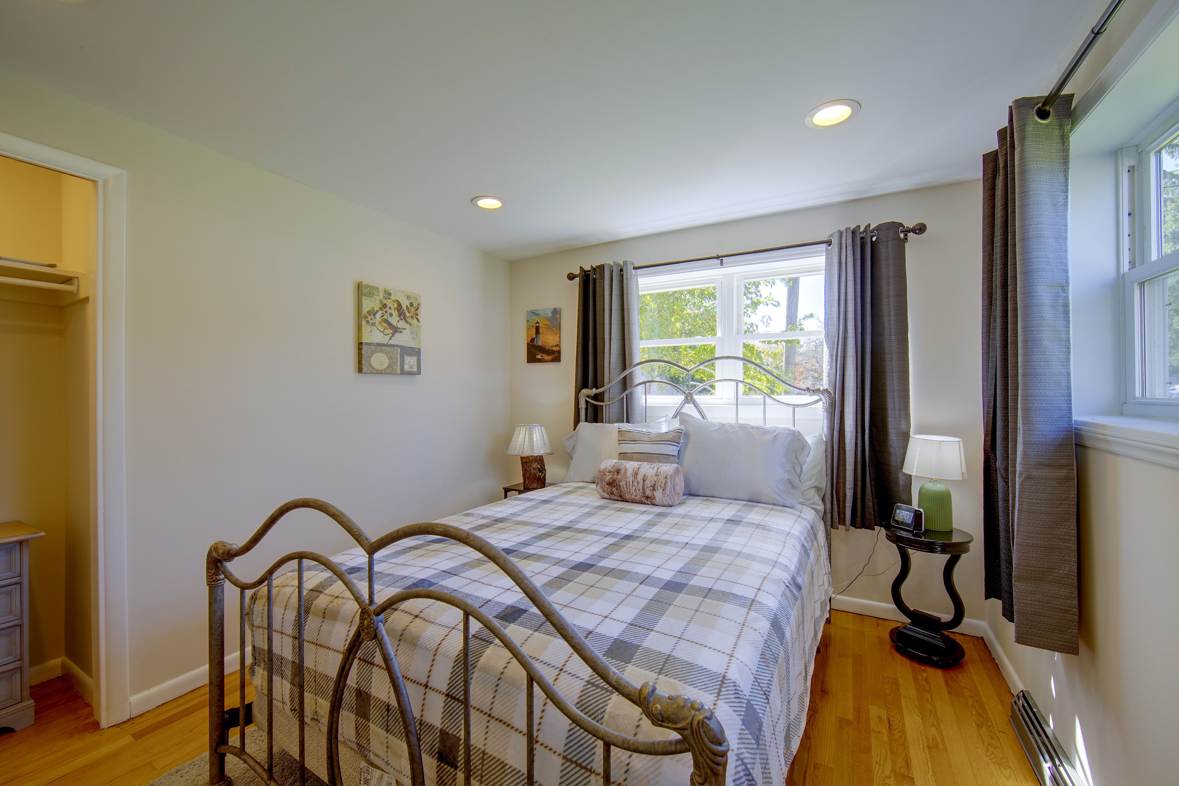 Bedroom | Queen Bed