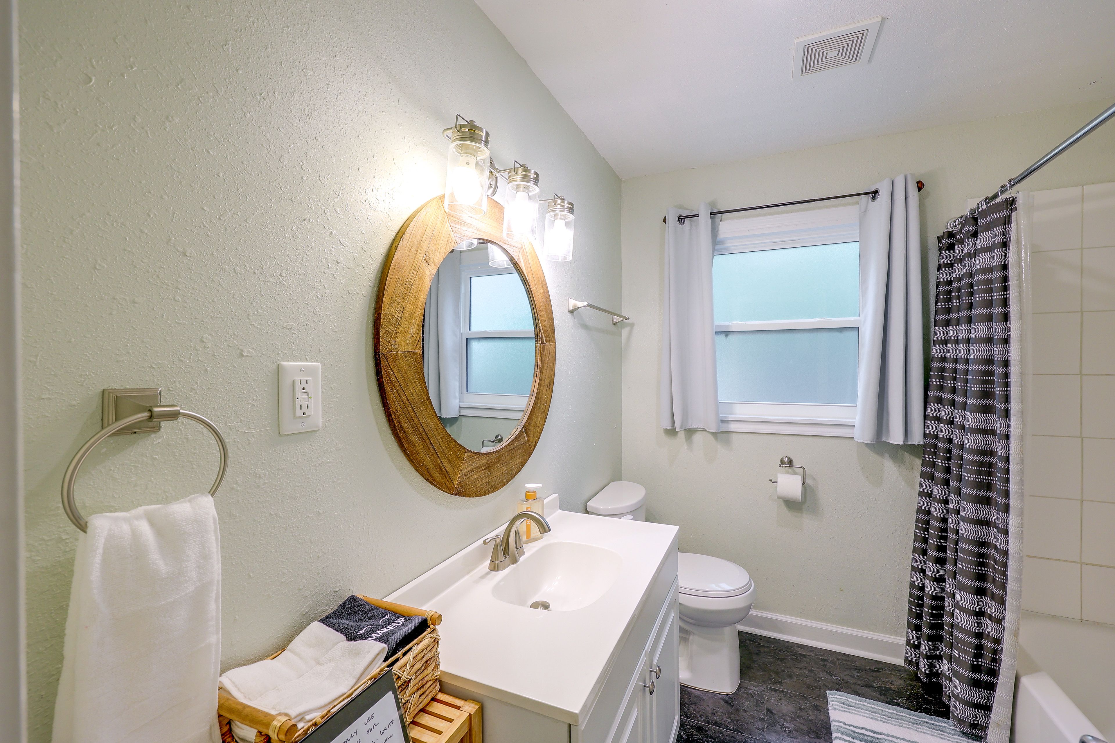 Full Bathroom | Towels & Linens Provided