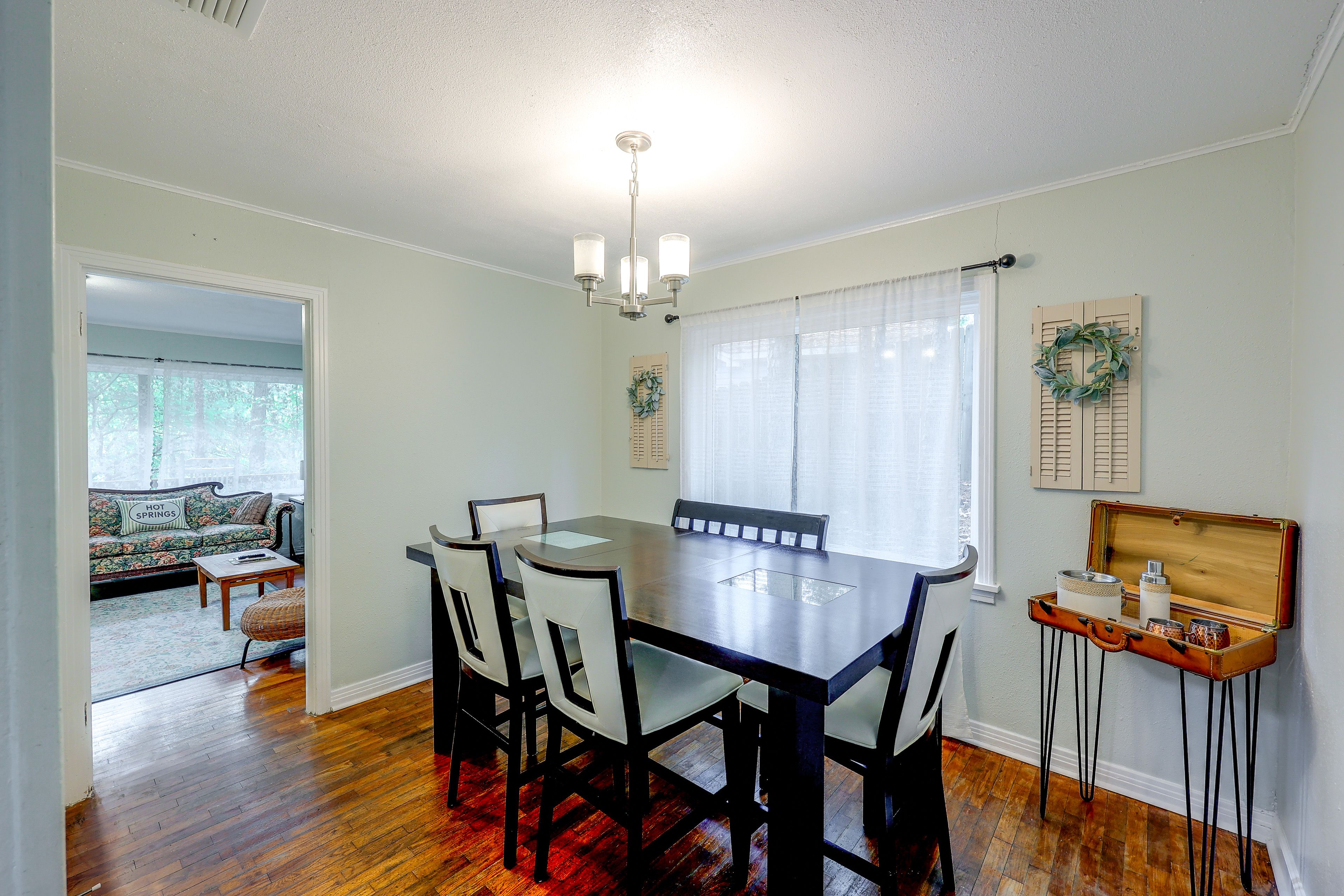 Dining Area | Dishes & Flatware Provided