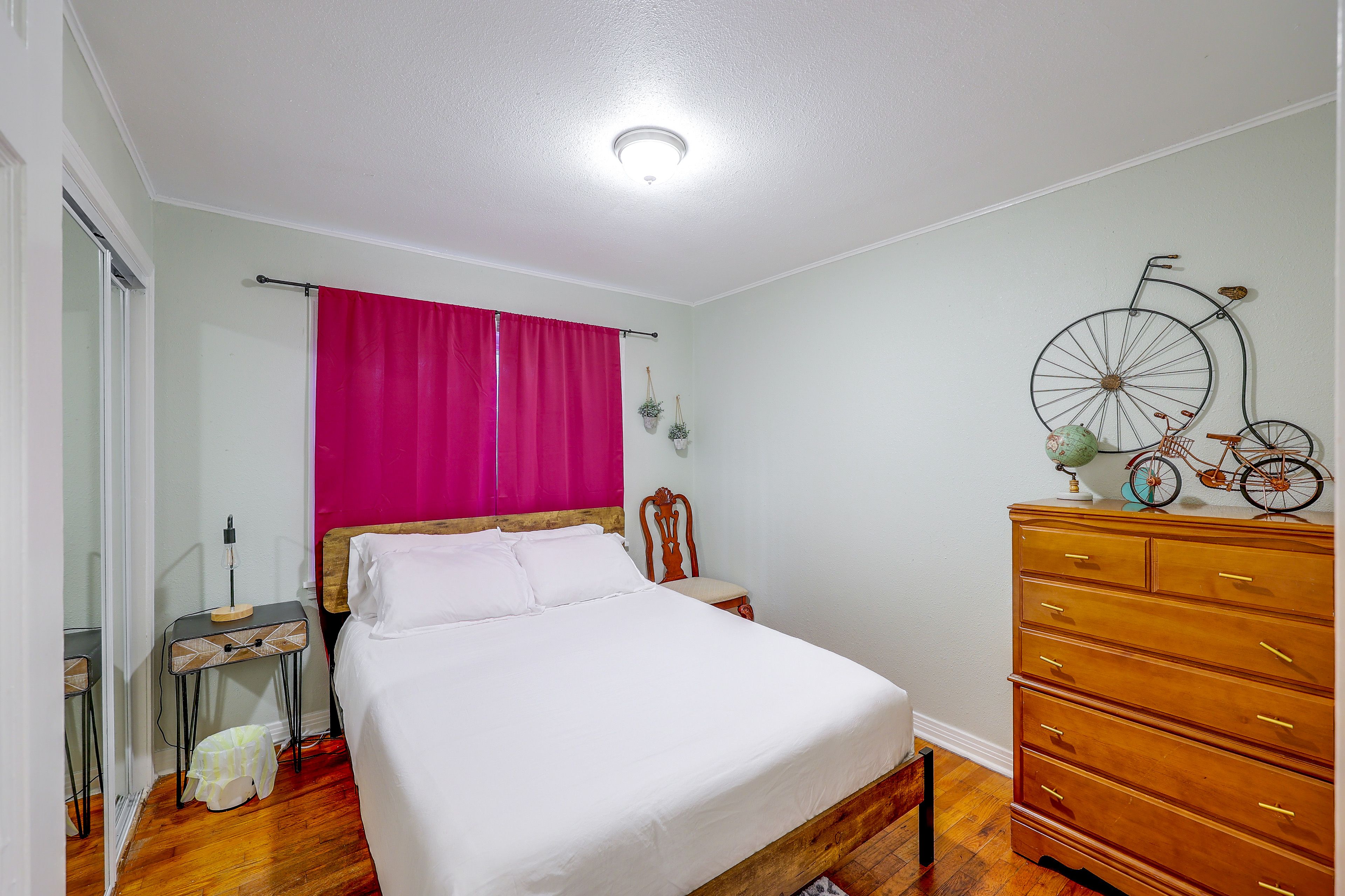 Bedroom | Queen Bed