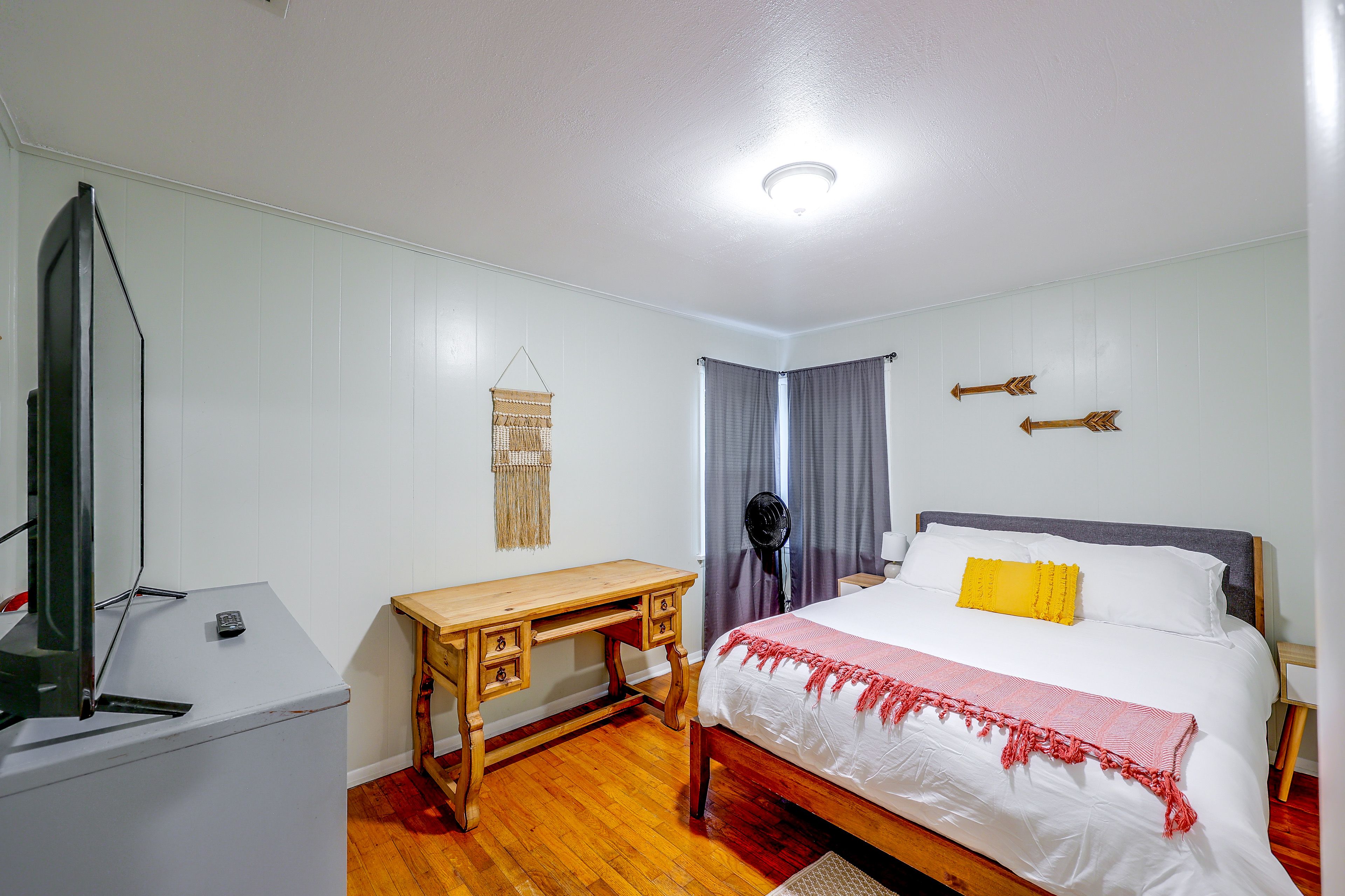 Bedroom | Queen Bed